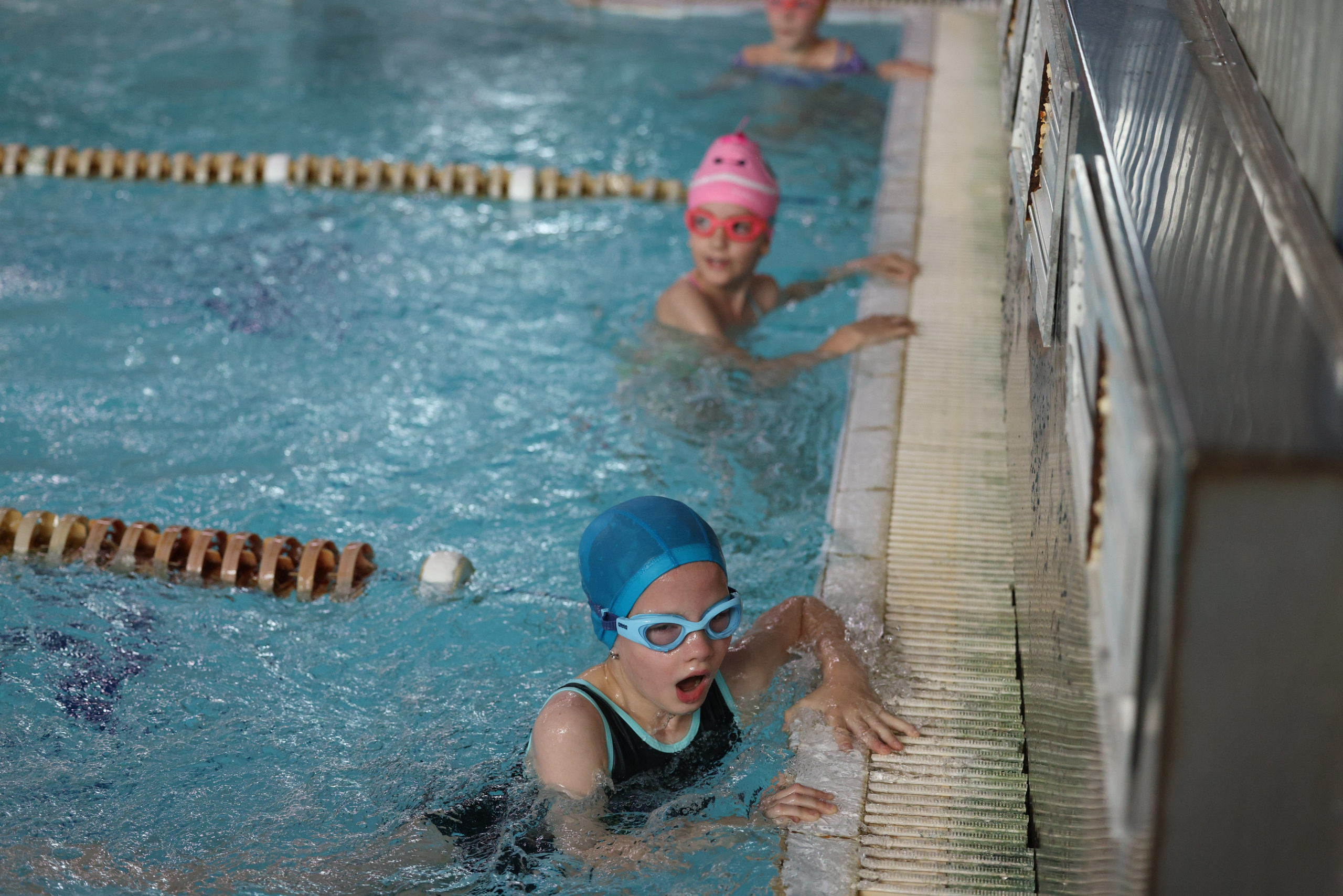 Веселый дельфин. Плавание. Дети 8-9 лет. Фотограф Александр Заломаев