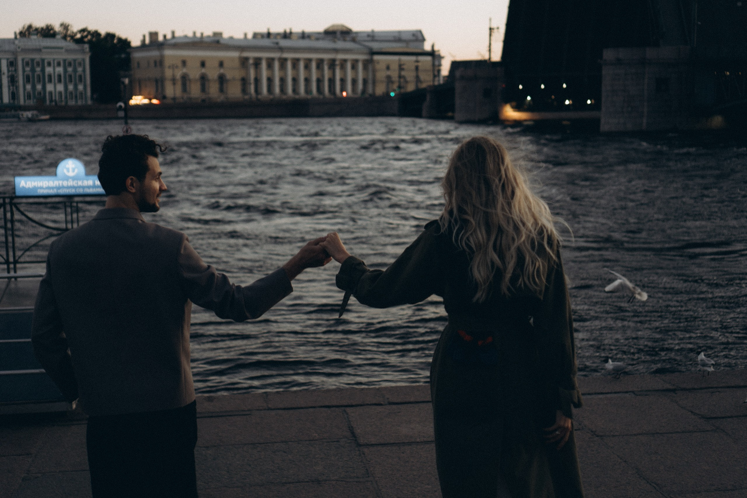 СВАДЕБНАЯ СЬЕМКА ПАРЫ НА РАССВЕТЕ В БЕЛЫЕ НОЧИ И ПРОГУЛКА С РАЗВОДНЫМИ МОСТАМИ И ПИКНИК ВОЗЛЕ ИСАКИЕВСКОГО СОБОРА. Профессиональный фотограф, Санкт-Петербург — Виктория Богомолова