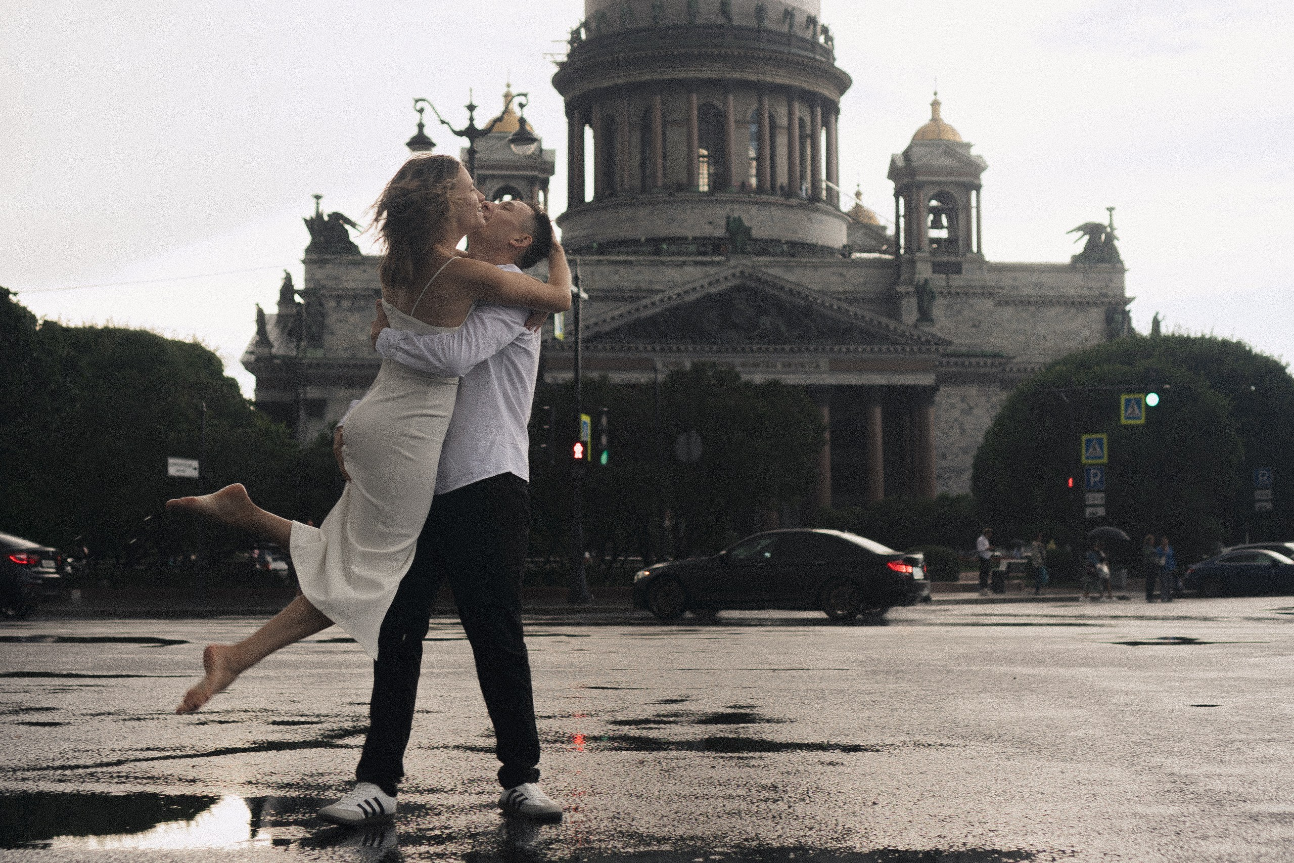 СВАДЕБНАЯ ФОТОСЕСИСИЯ В МЕТРО И ВОЗЛЕ ИСАКИЕВСКОГО СОБОРА В ДОЖДЬ. Профессиональный фотограф, Санкт-Петербург — Виктория Богомолова