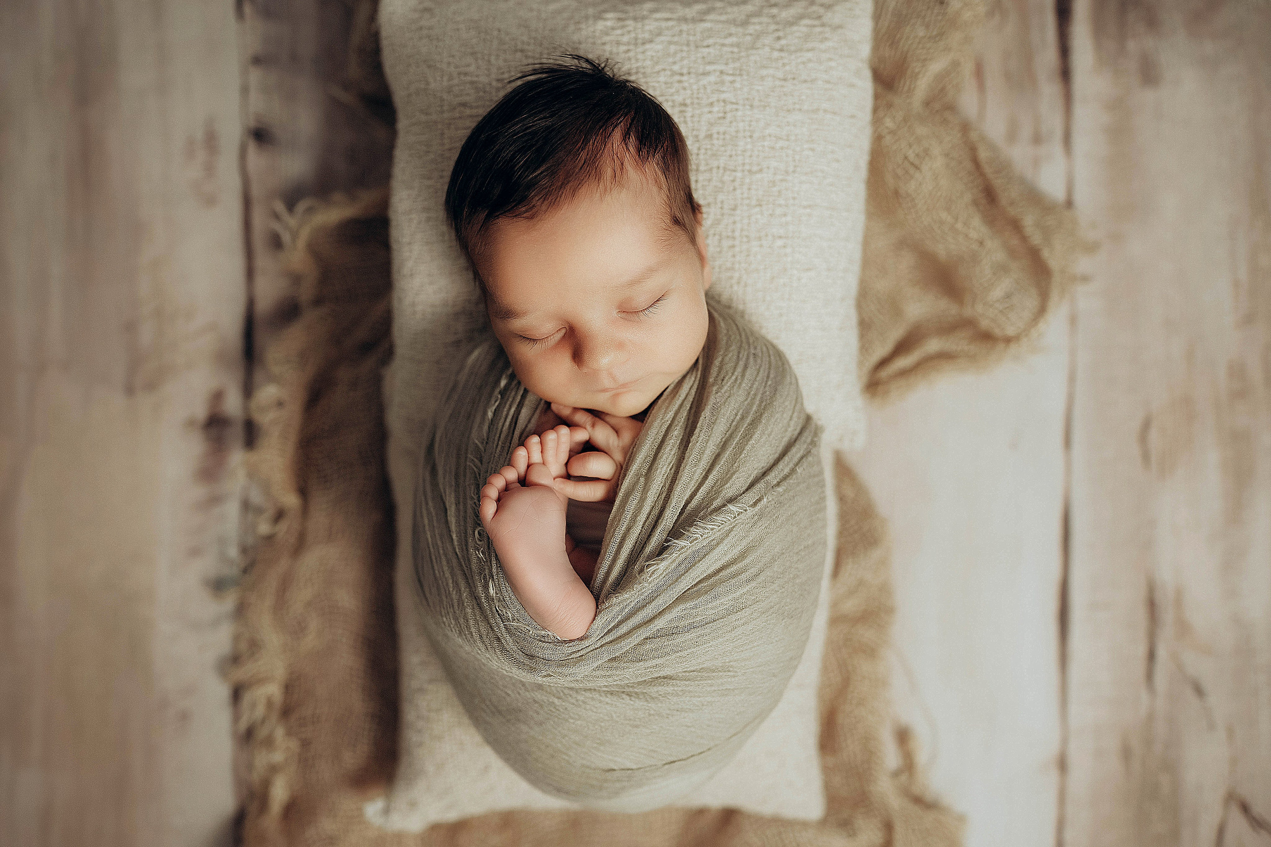 фото ньюборн в корзинке реквизит фотограф новорожденные малыши дети фотограф краснодар беременность лайфстайл