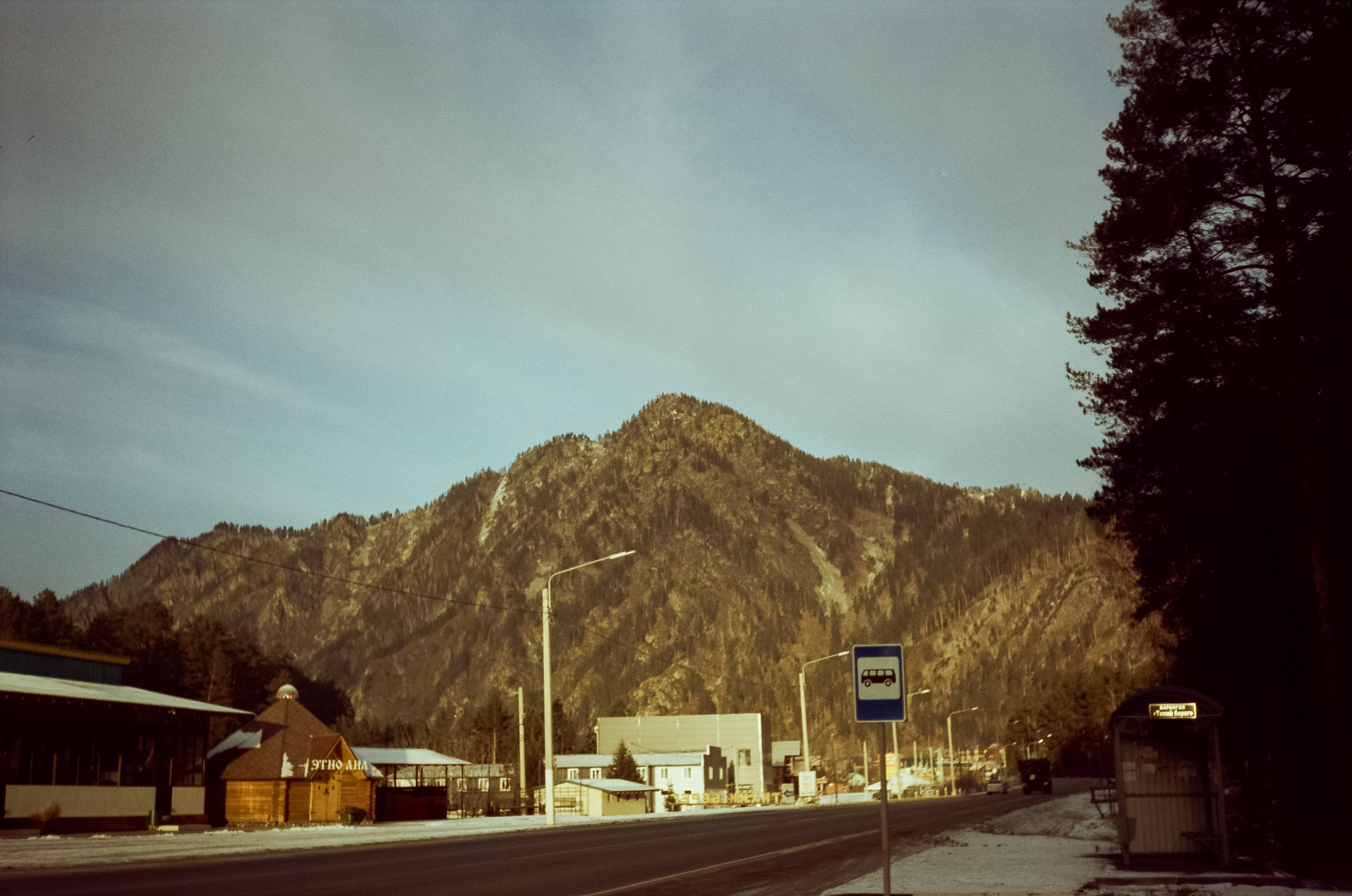 Сила Алтая и дорога в Манжерок. Land Cruiser и горы на закате. Фотограф-документалист Мария Осокина