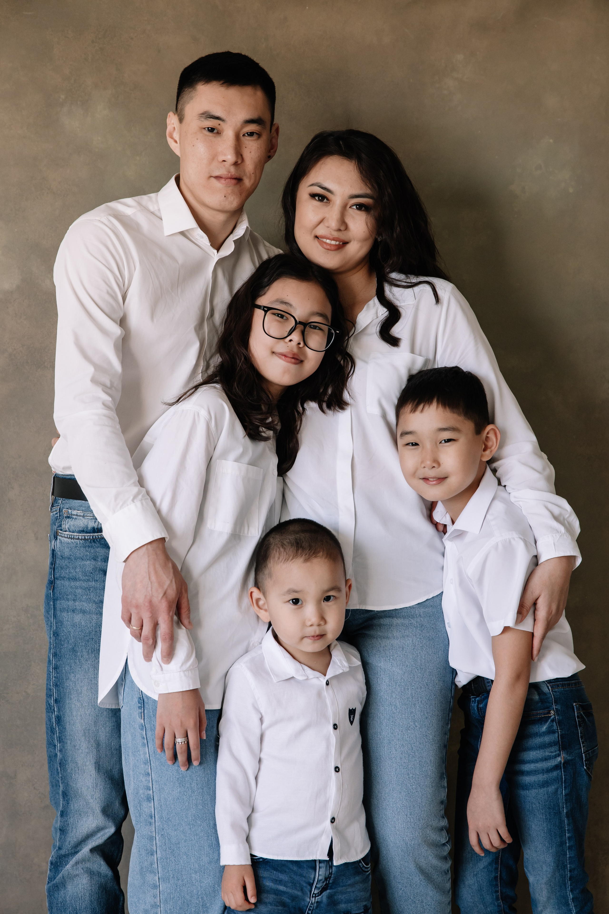 Семейная фотосессия в студии. Свадебный и семейный фотограф в Элисте Лиджик Сарлов