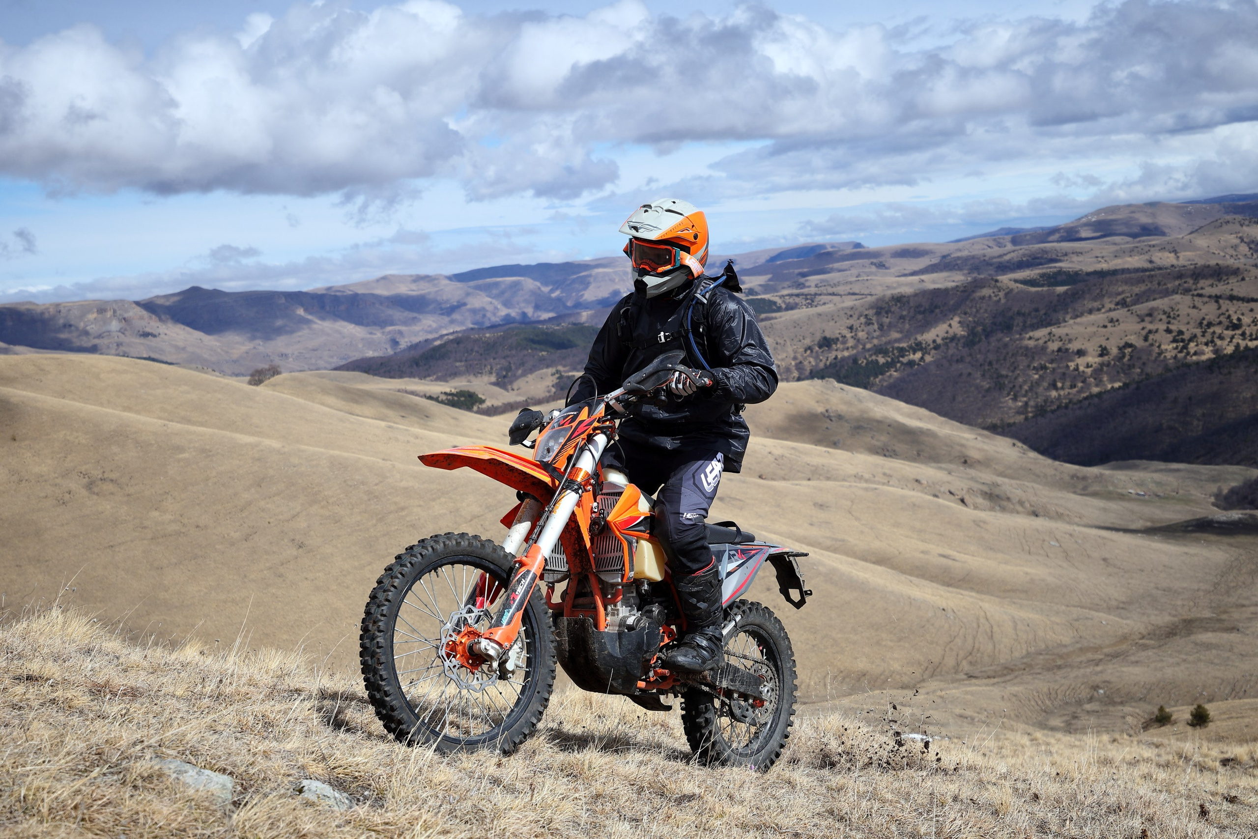 Репортажная фотосъемка выезда на эндуро мотоциклах в Кисловодск с НашиТуры. Плато Бермамыт