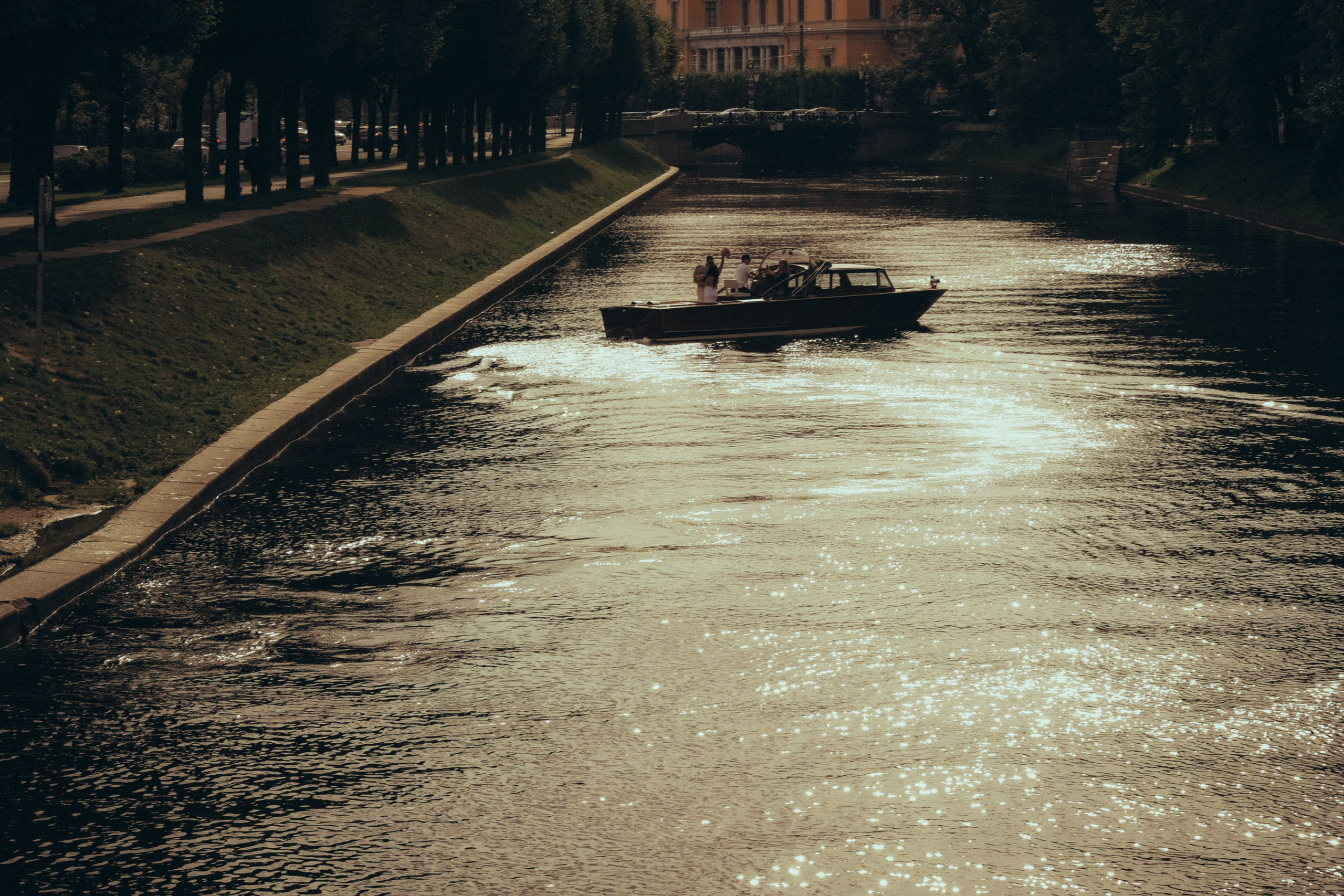 СВАДЕНБНАЯ СЬЕМКА НА КАТЕРЕ ПО КАНАЛАМ САНКТ-ПЕТЕРБУРГА И В АКВАТОРИИ НЕВЫ. Профессиональный фотограф, Санкт-Петербург — Виктория Богомолова