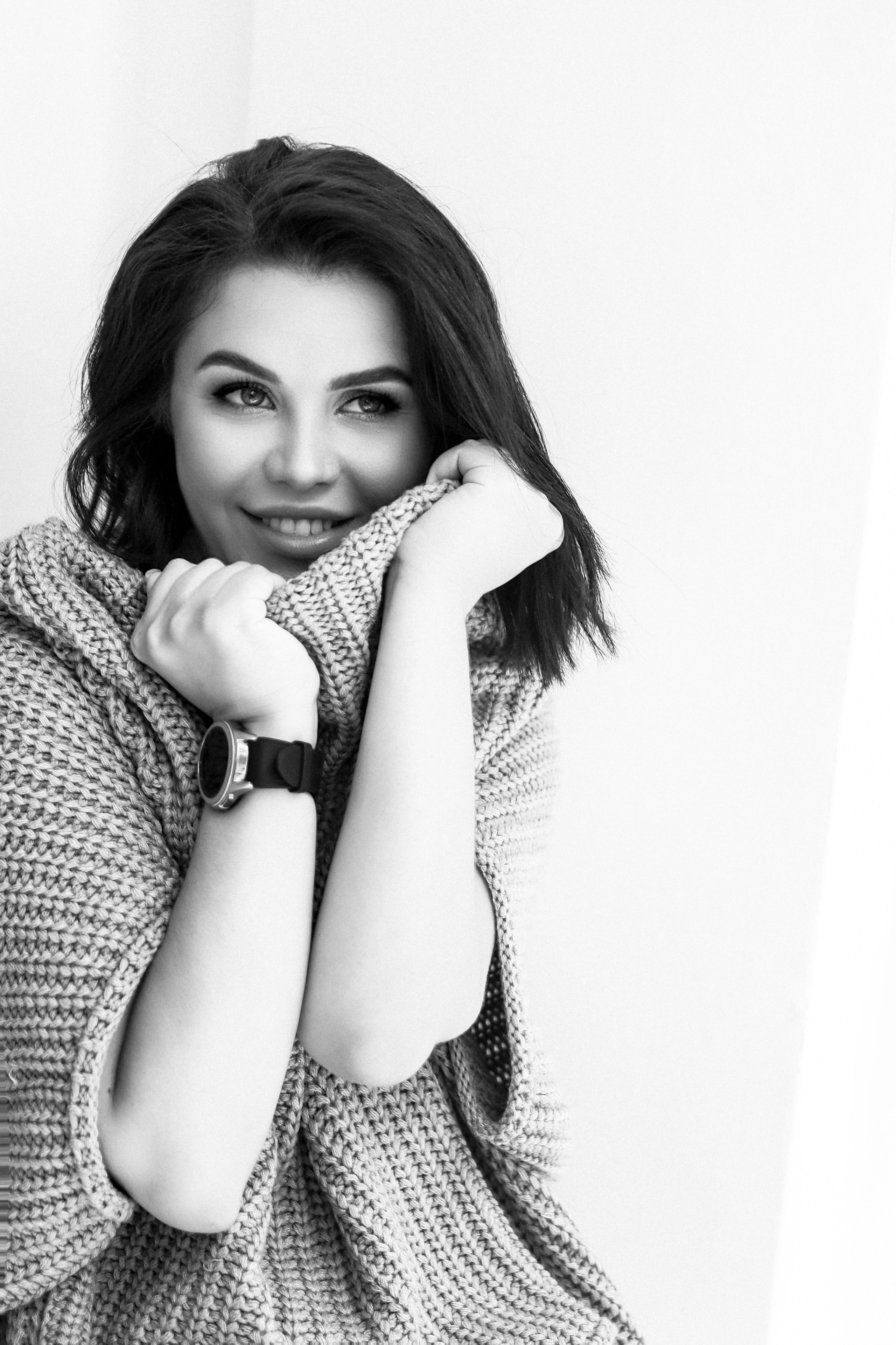 Portrait women’s photo session at the Photo Studio. Professional photographer in Sochi Victoria Joy. Teaching Photography