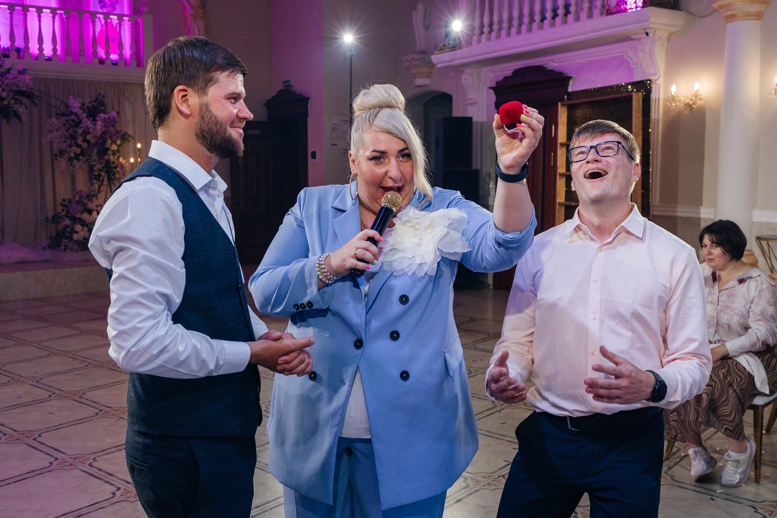 Трогательная выездная церемония в уютном ресторане. Олег Сверчков | Свадебный фотограф Вологда