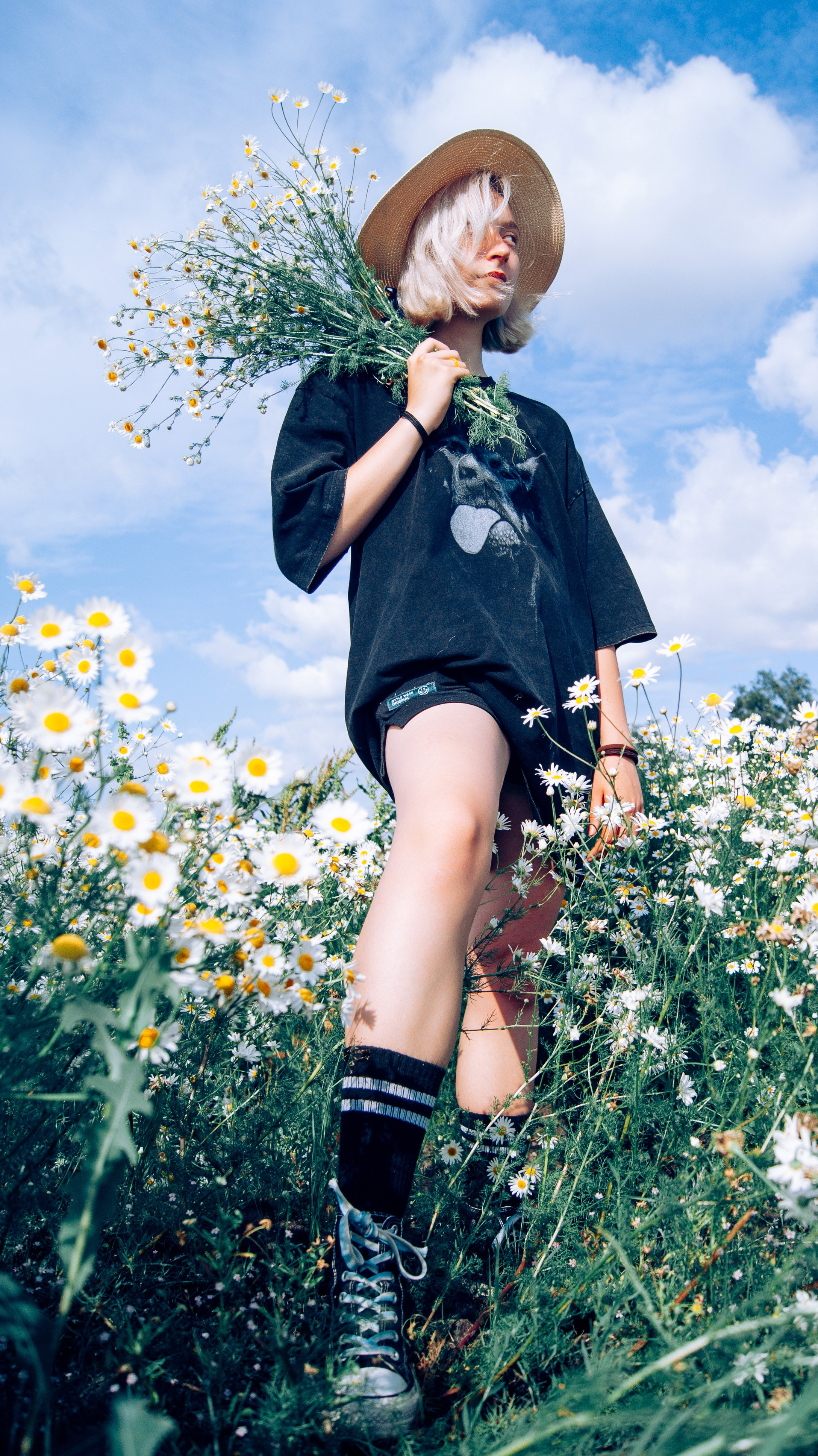 ромашковый букет в руках у девушки в шляпке