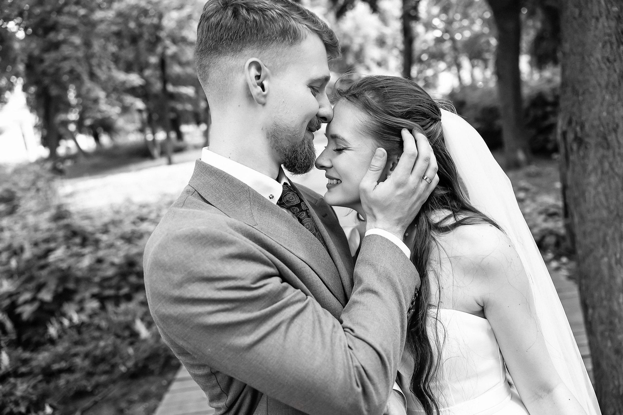 Жених целует невесту в лоб. Фотограф Денис Перминов