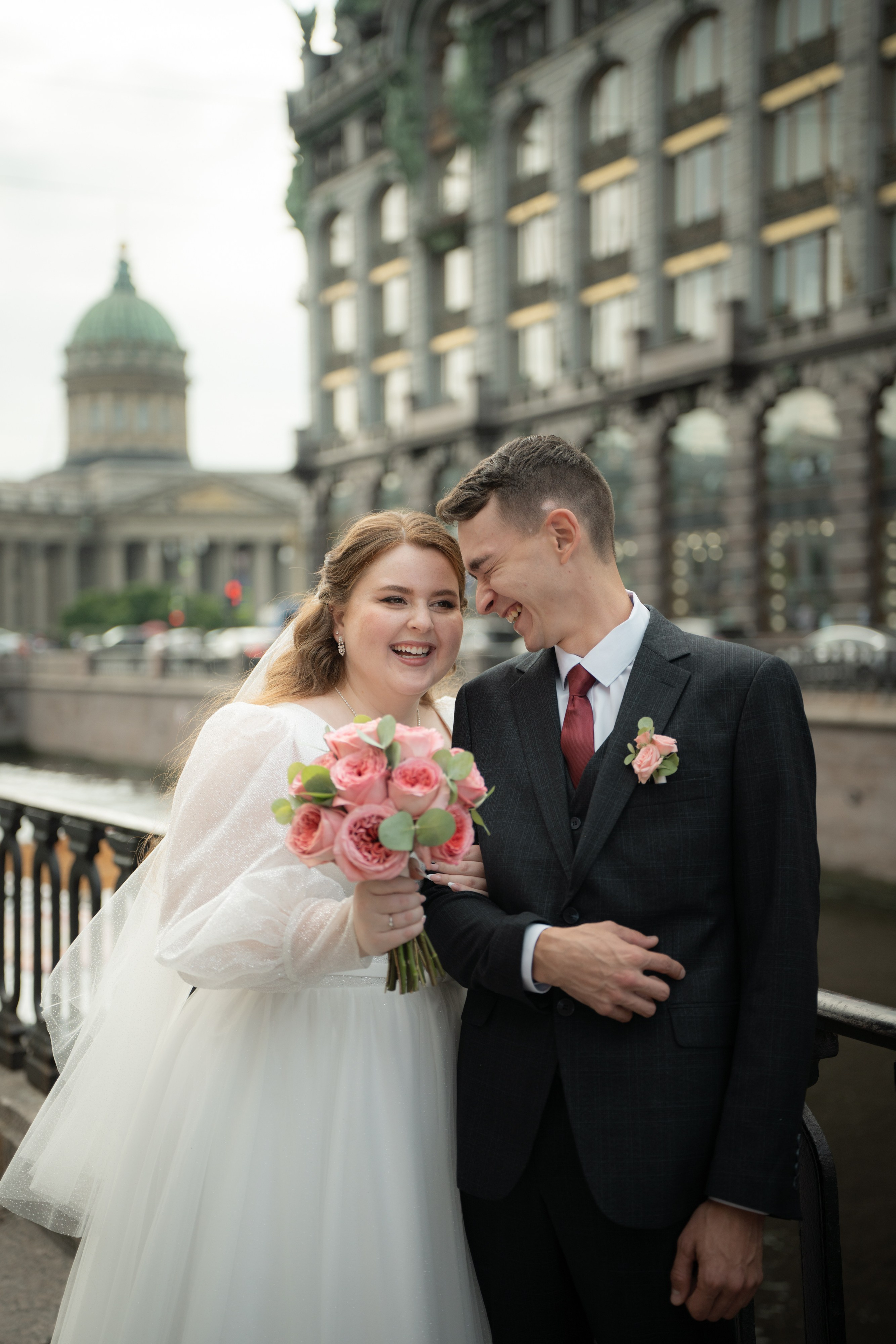 Красивые места для свадебной фотосессии летом в Санкт-Петербурге. Свадебный фотограф Александр Невский в Санкт-Петербурге