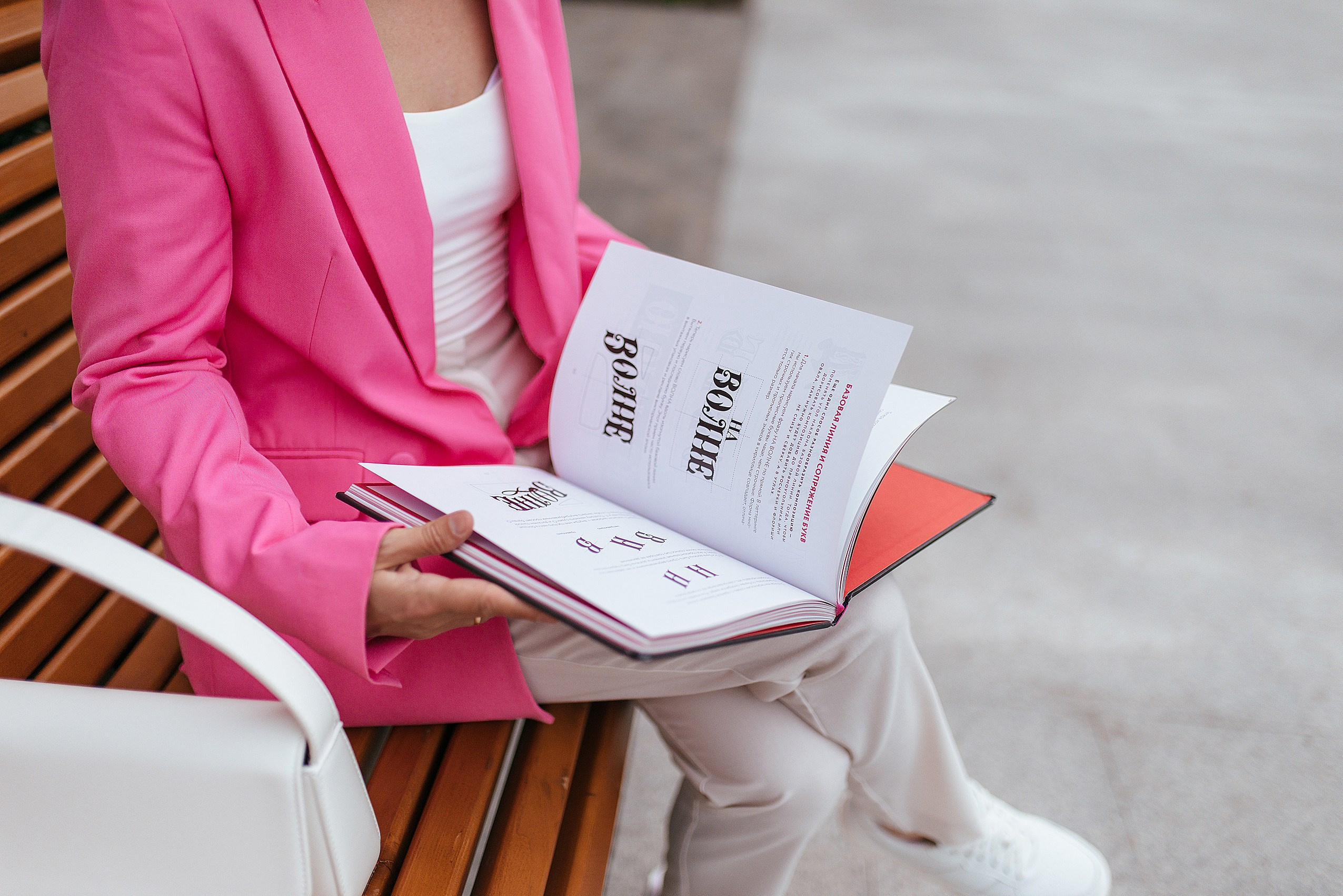 Уличная контент фотосессия для инстаграм дизайнера. Контент фотограф Дарья Едапина Новосибирск. Фотограф Дарья Едапина Новосибирск