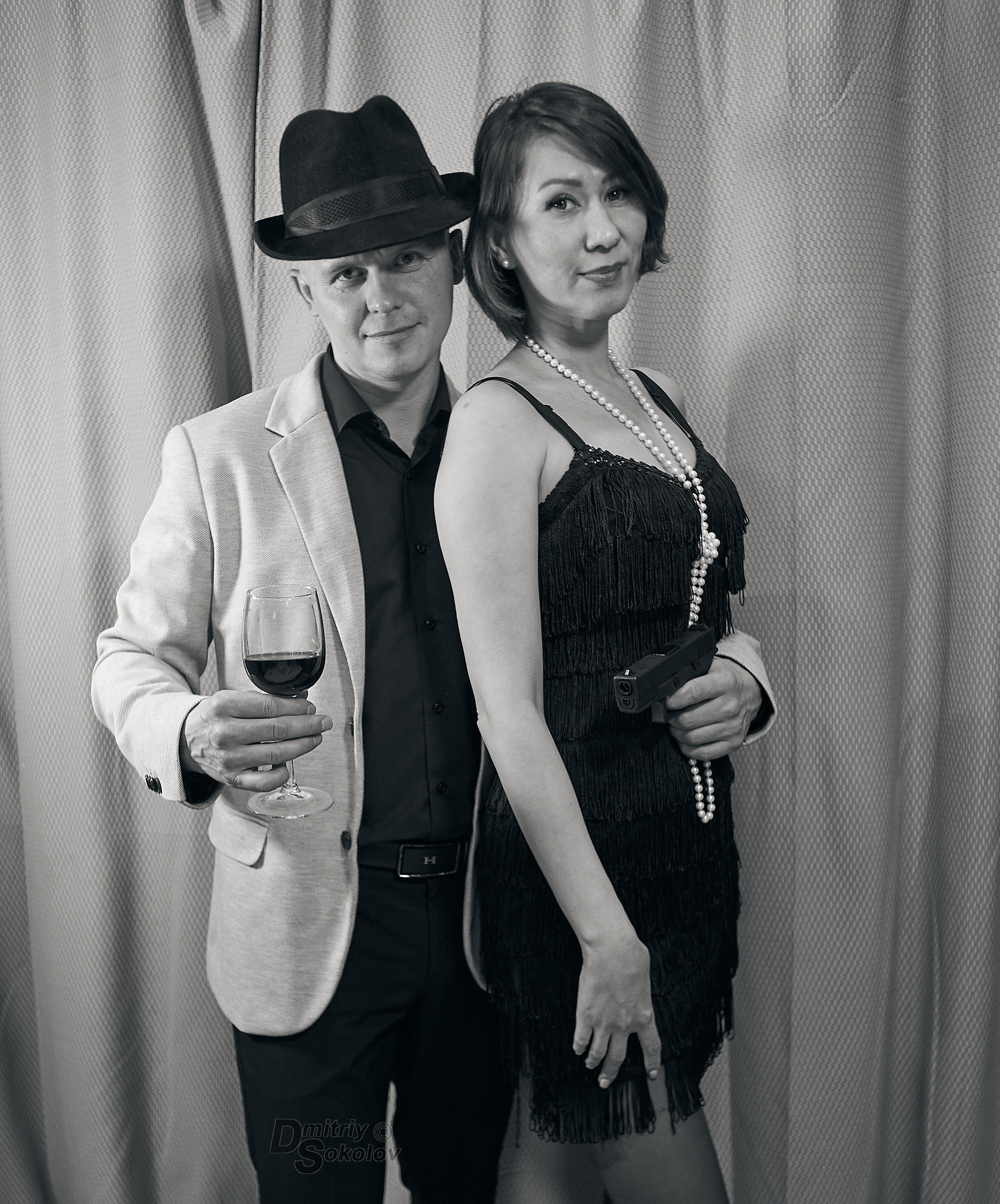 Мафиозо с девушкой и бокалом вина