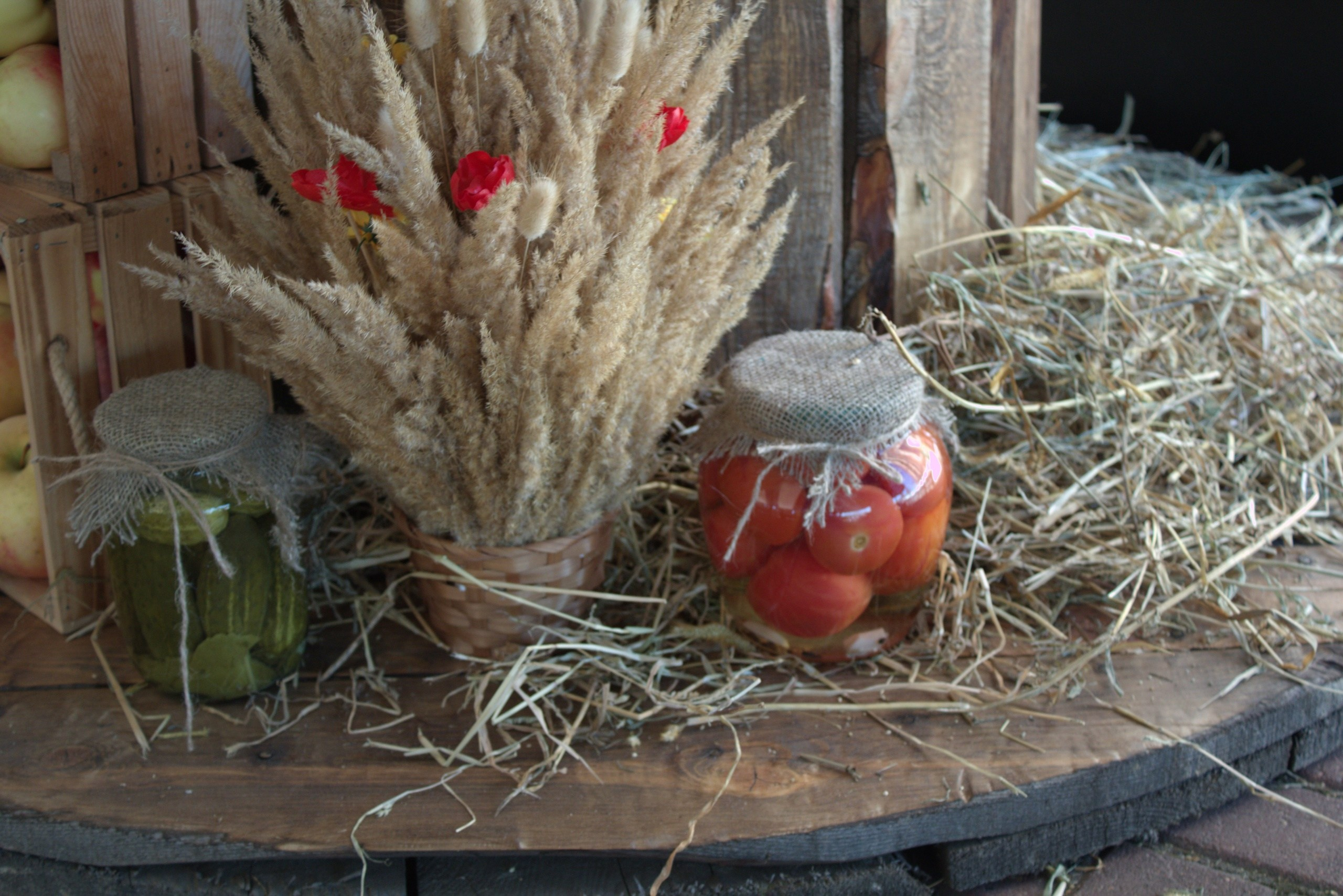 банка солёных помидоров  в интерьере