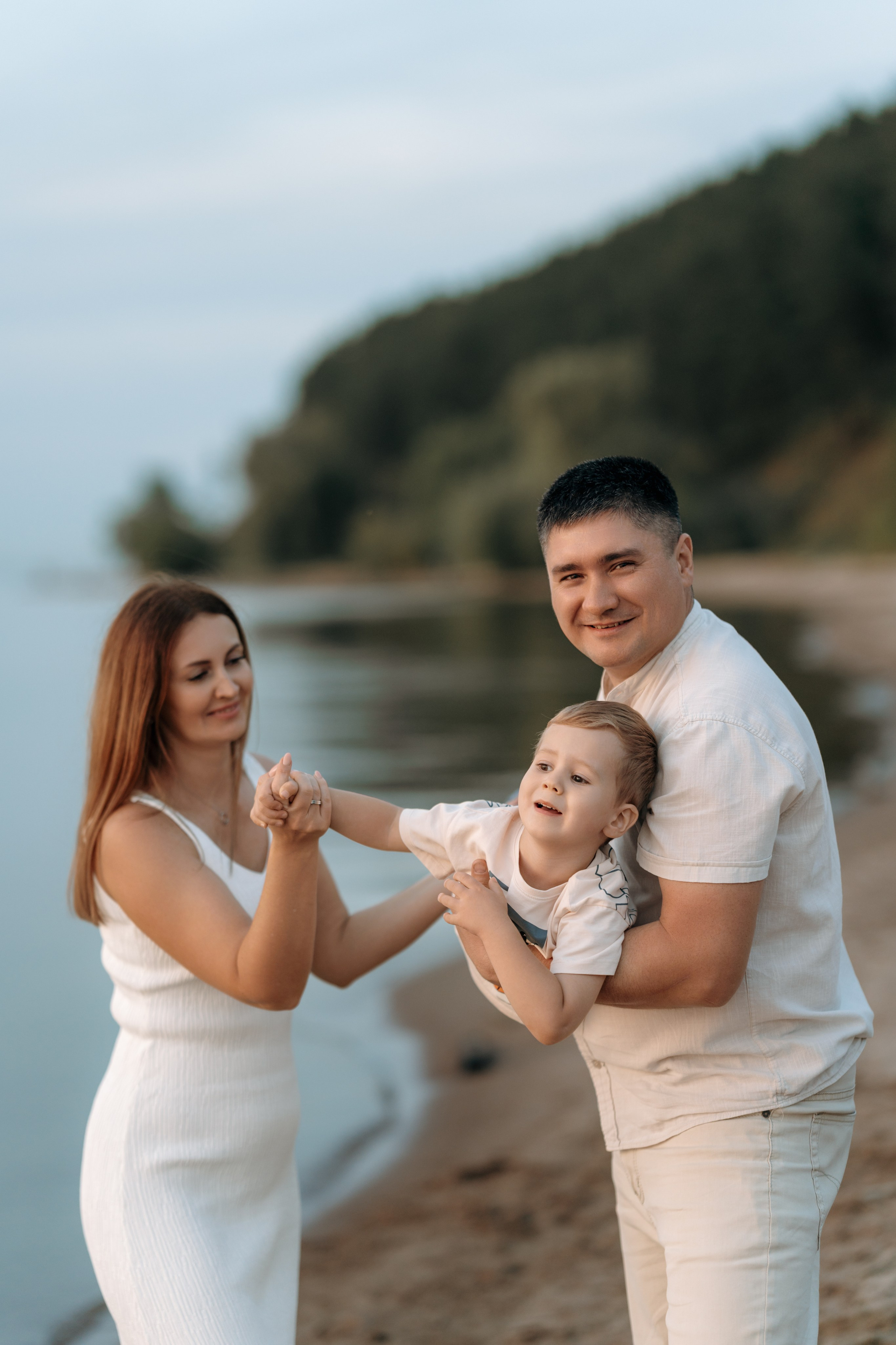 Юлия с семьей берег Волги. Семейный и свадебный фотограф в Ульяновске Арина Авдеева