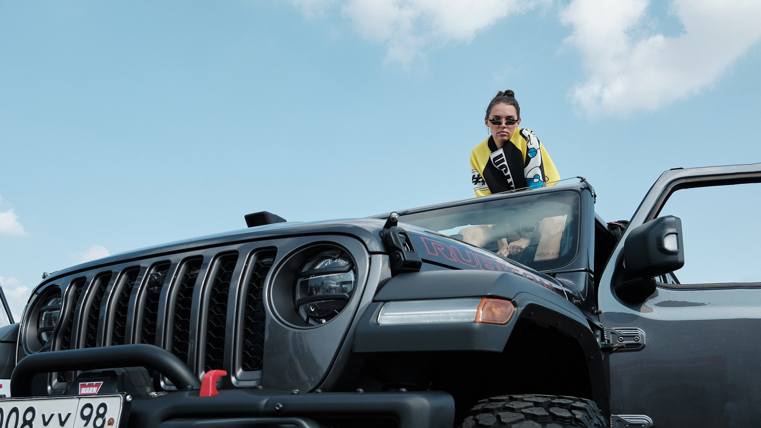 Женская фотосессия в автомобиле напрокат. Портретный фотограф на новый год в Москве Виктория Колышева