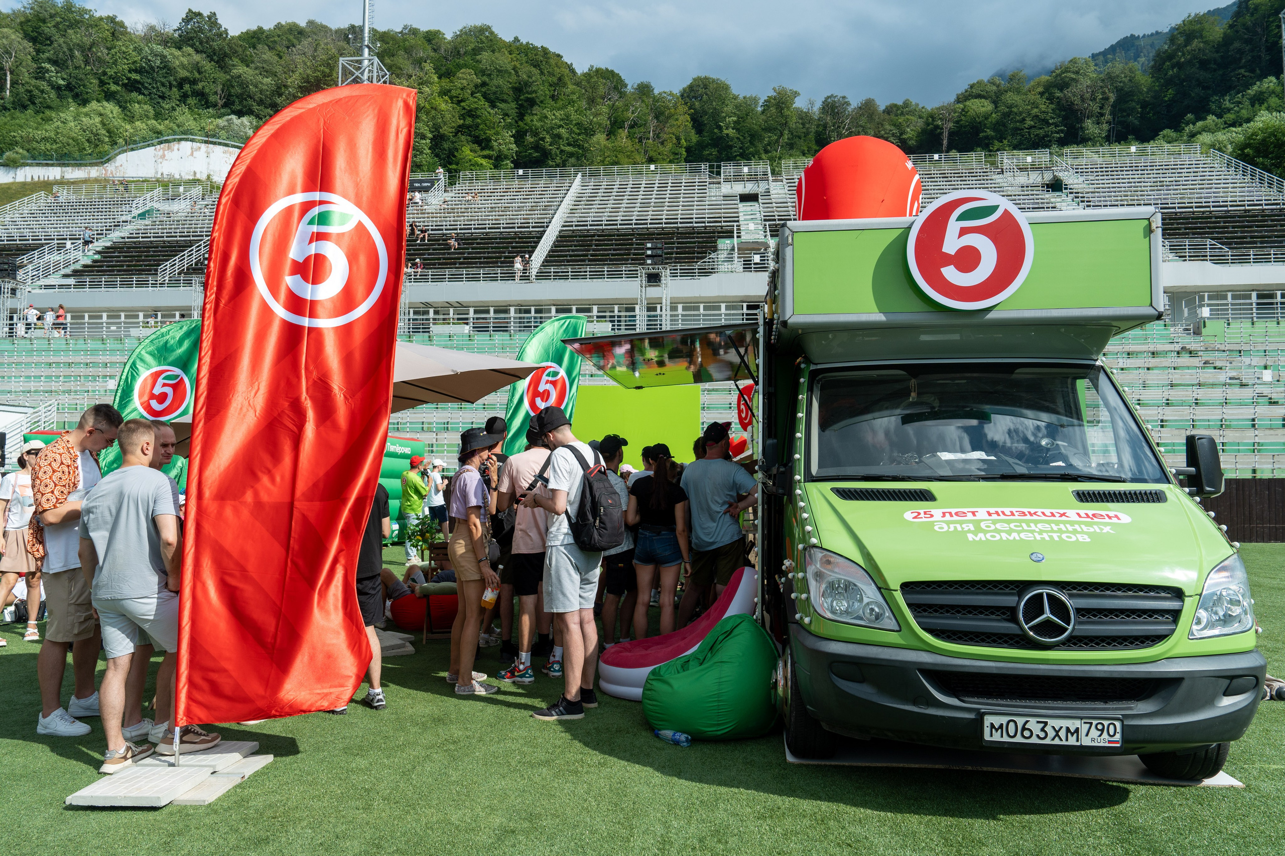 Фотоотчет партнеской интеграции для сети «Пятерочка» на фестивале «Grounded». Репортажный фотограф в Красной Поляне и Сочи Павлюченко Екатерина