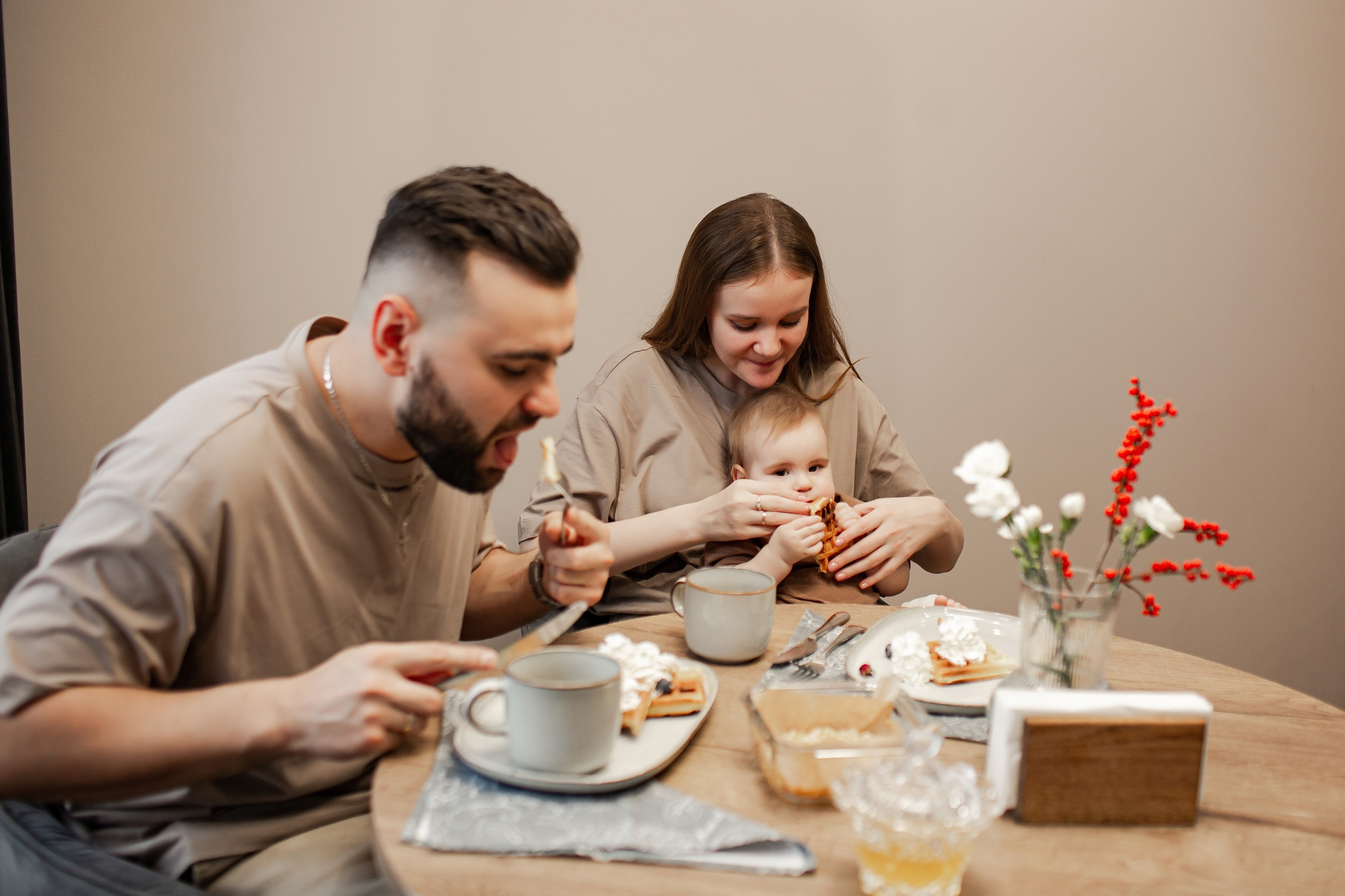 Совместный завтрак. Семейная съемка — это красивый способ признаться своей семье в любви