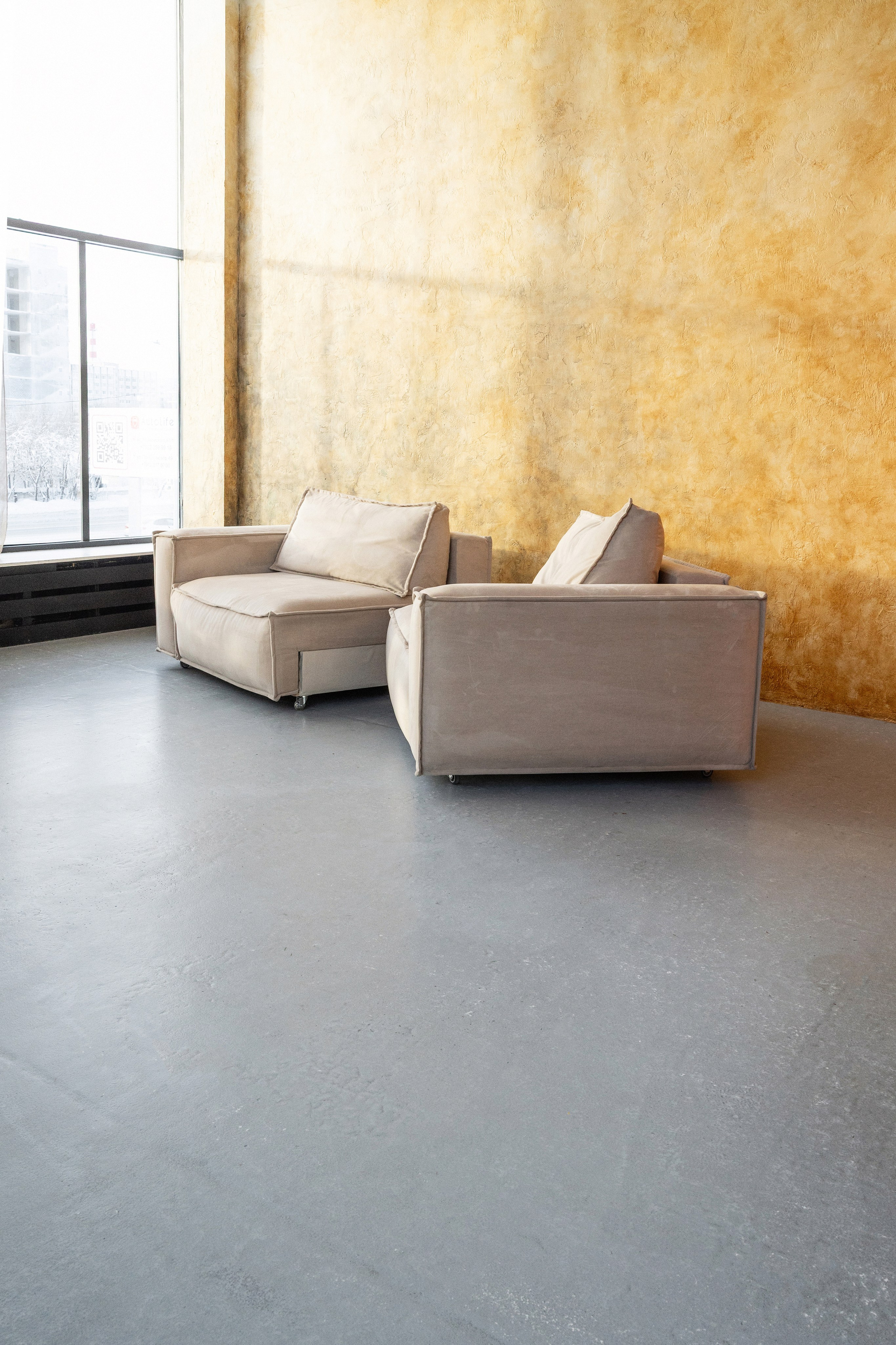 Зал Невский в фотостудии Питер в Сургуте для семейных и индивидуальных фотосессий. Идеально подойдёт для съёмки на выпускные альбомы для старших классов. 