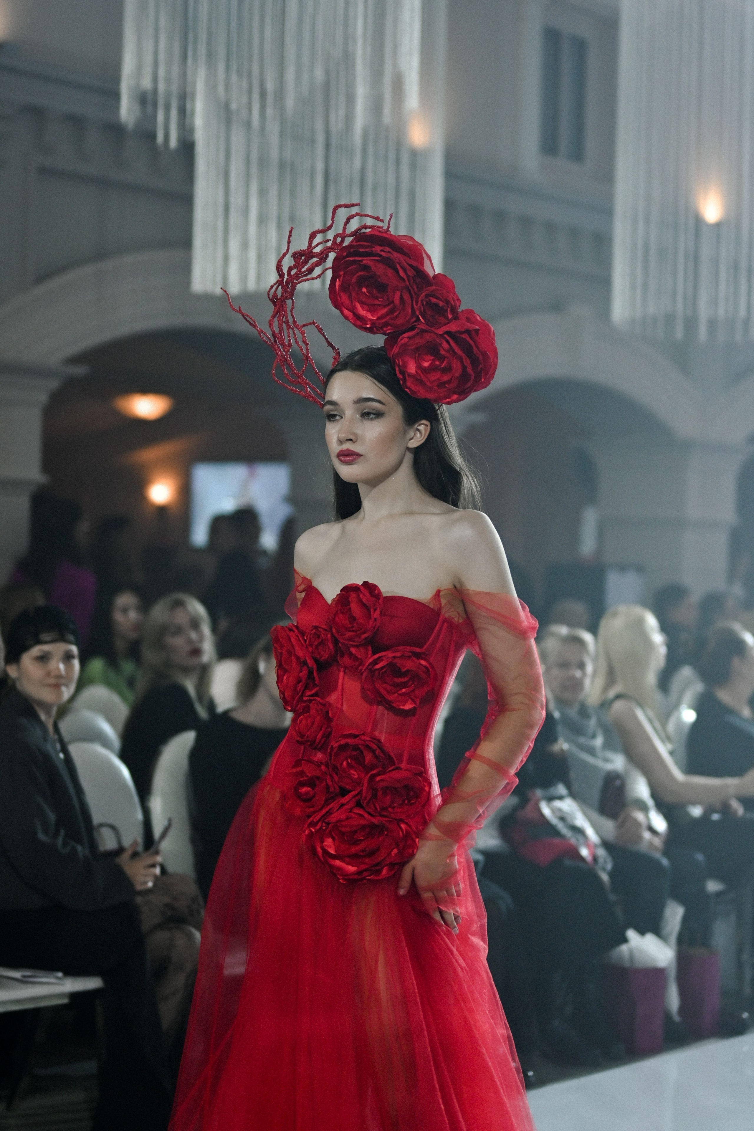 Fashion Модель на модном показе, уверенно шагающая по подиуму в стильном платье с ярким дизайном, представляющая коллекцию нового сезона.