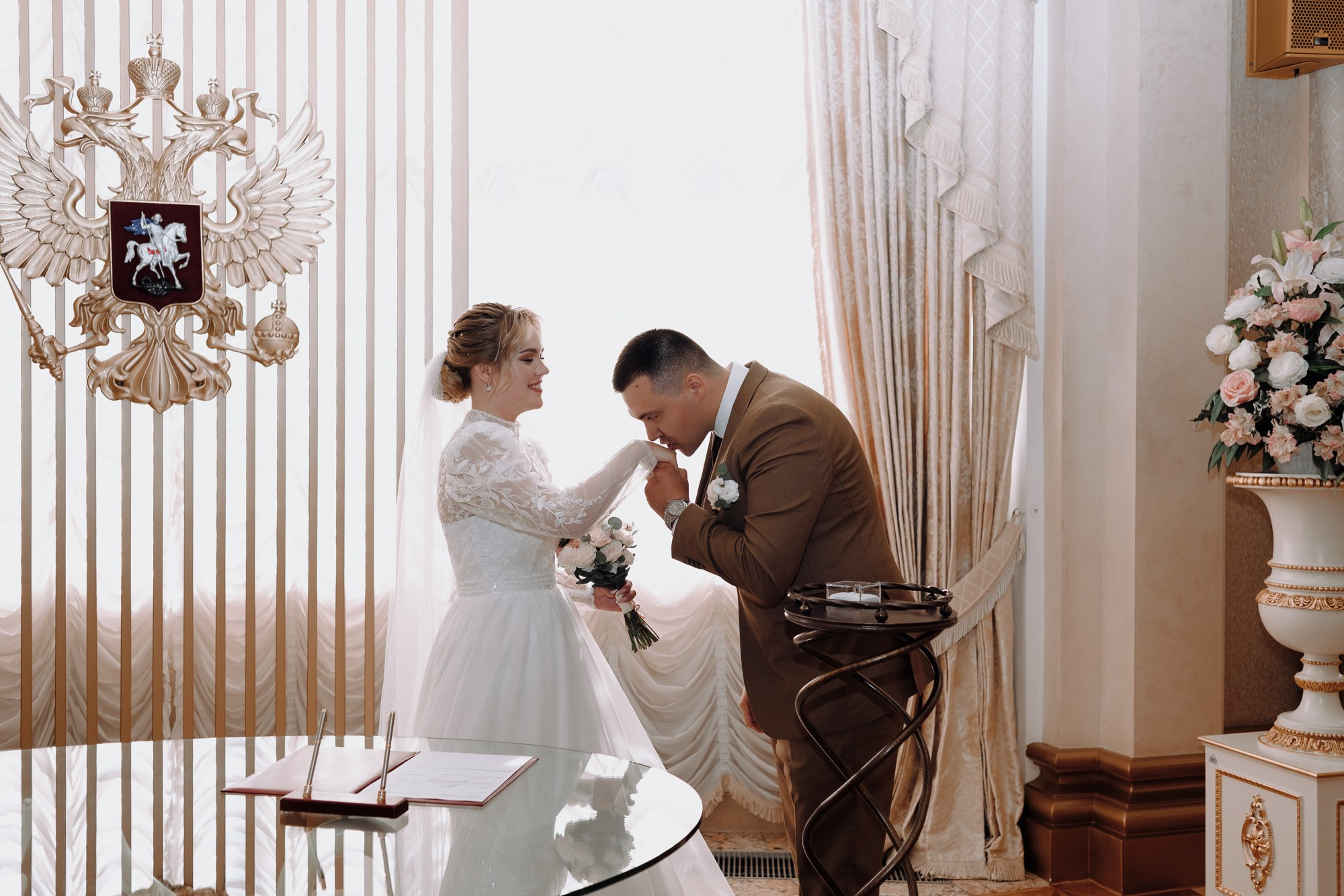 Свадебный фотограф в Тюмени Дарья Мустафина, портрет невесты в светлых тонах. Портретный фотограф Тюмень Дарья Мустафина