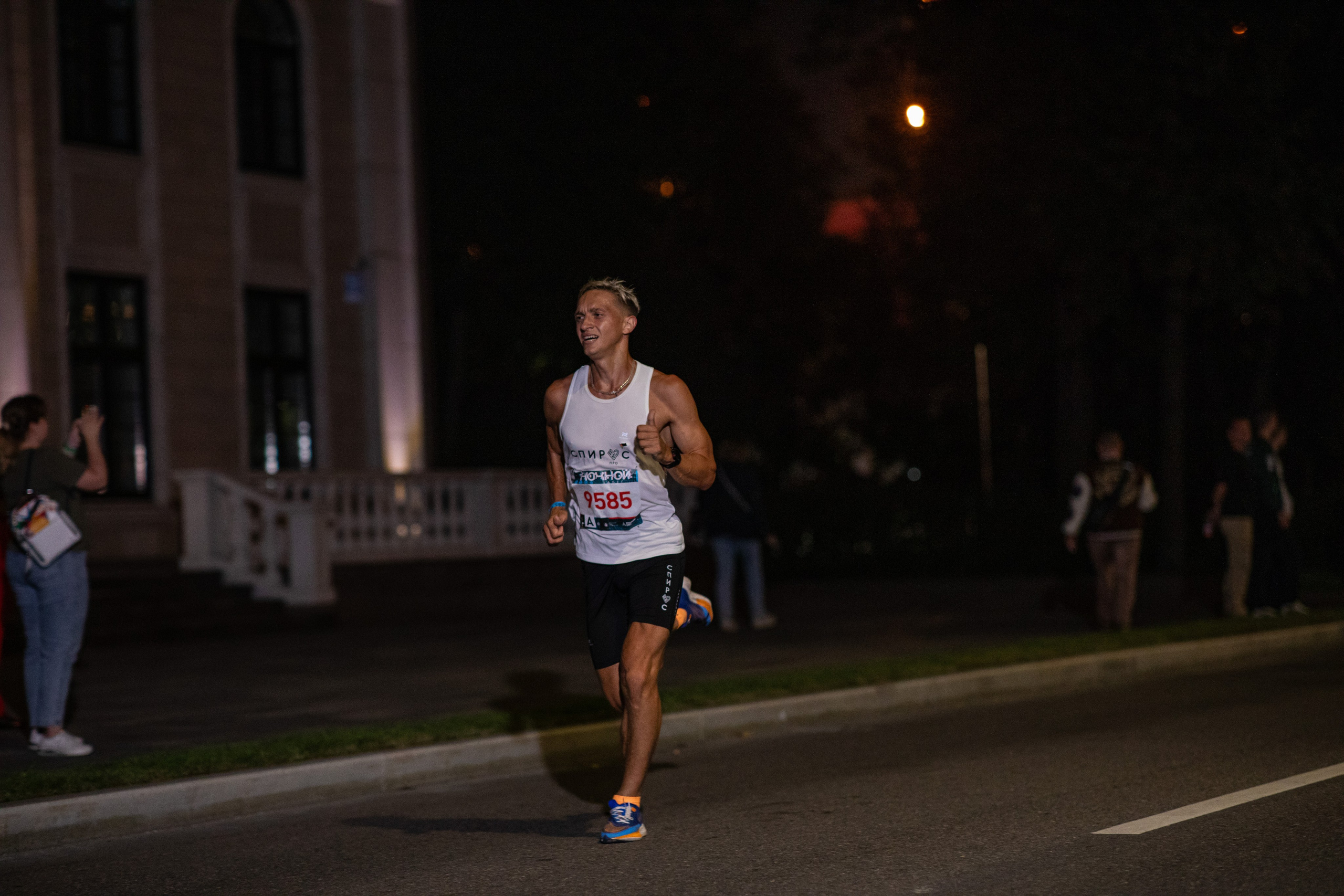 Ночной забег в ленте фотографий бегунов 03.08.24. Фотограф Сергей Ловкий