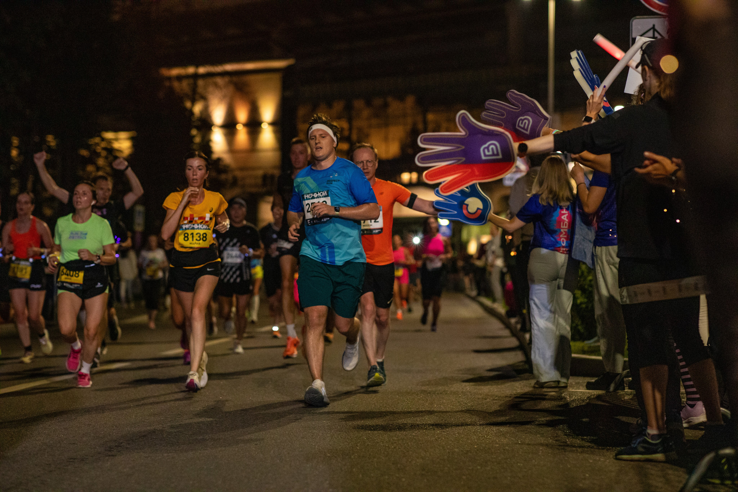 Ночной забег в ленте фотографий бегунов 03.08.24. Фотограф Сергей Ловкий
