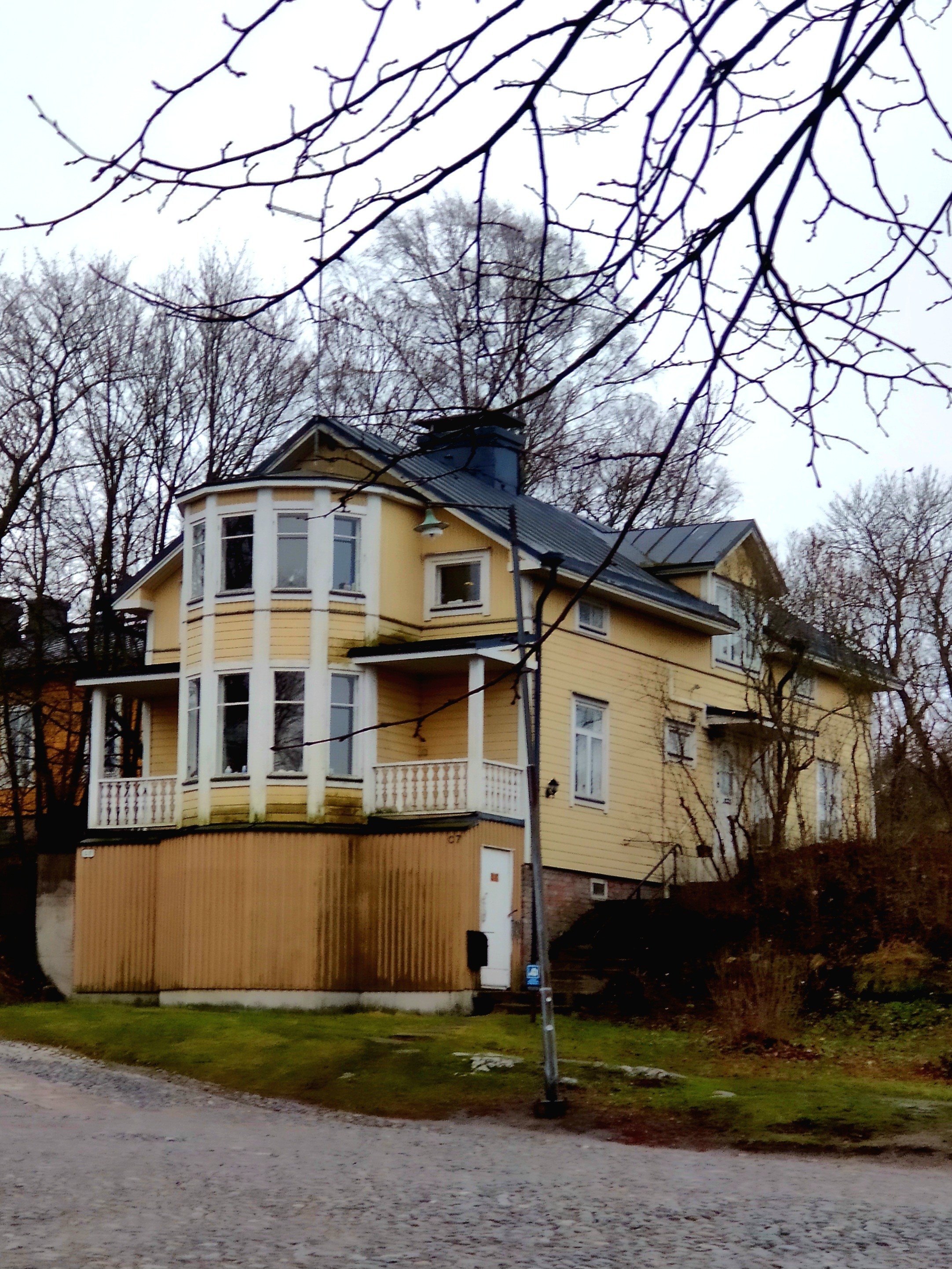 Задувает ветер, легкий дождик. Тем уютней в теплых кафе с горячим кофе и булочками