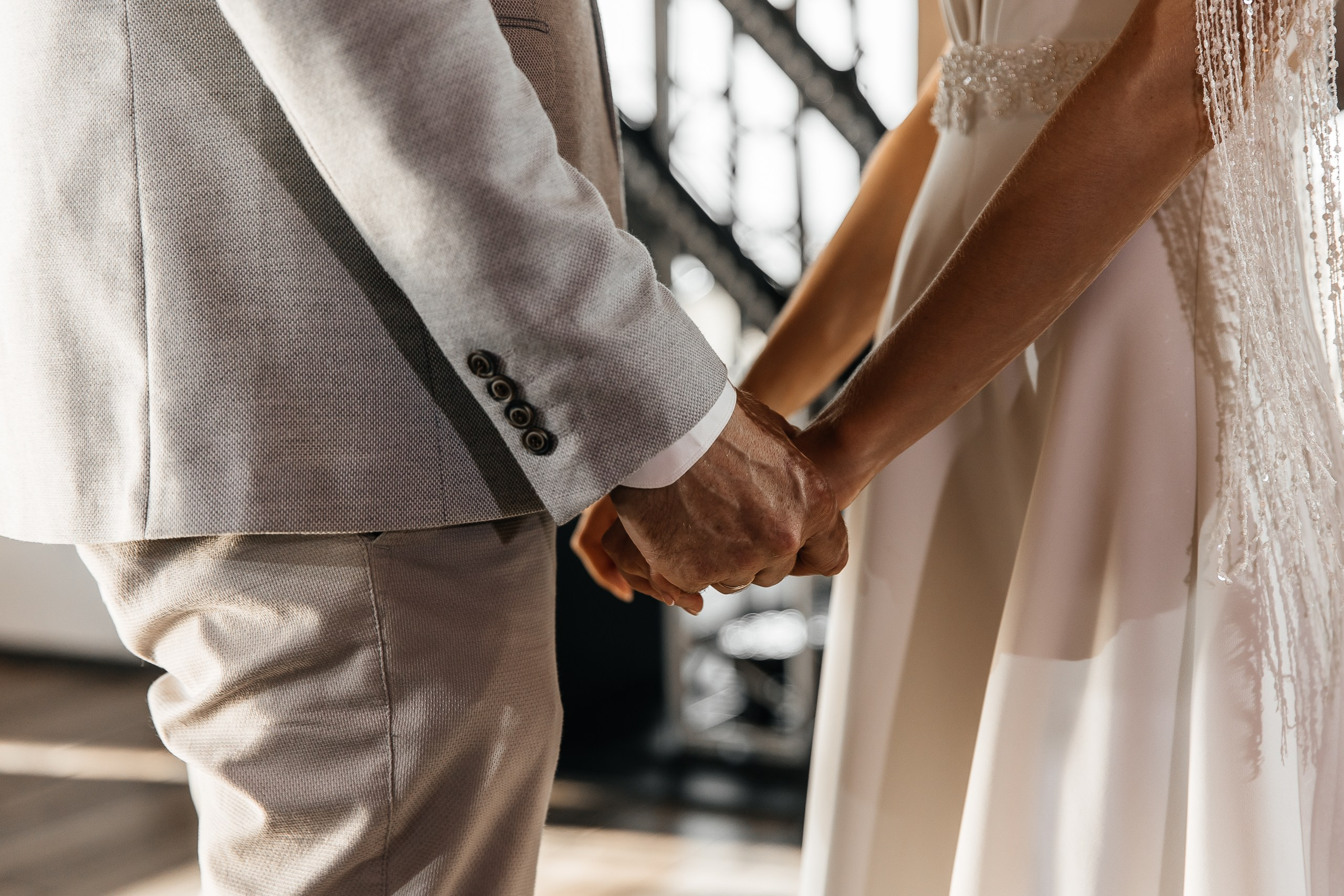 Здравствуйте! Я&nbsp;свадебный фотограф из&nbsp;Ульяновска, работаю в&nbsp;том числе по&nbsp;всей России и&nbsp;с&nbsp;выездом за&nbsp;границу. Снимаю свадьбы, lovestory, корпоративы, светский репортаж. Провожу обучение по&nbsp;фотографии, мастер-классы и&nbsp;воркшопы для других фотографов.