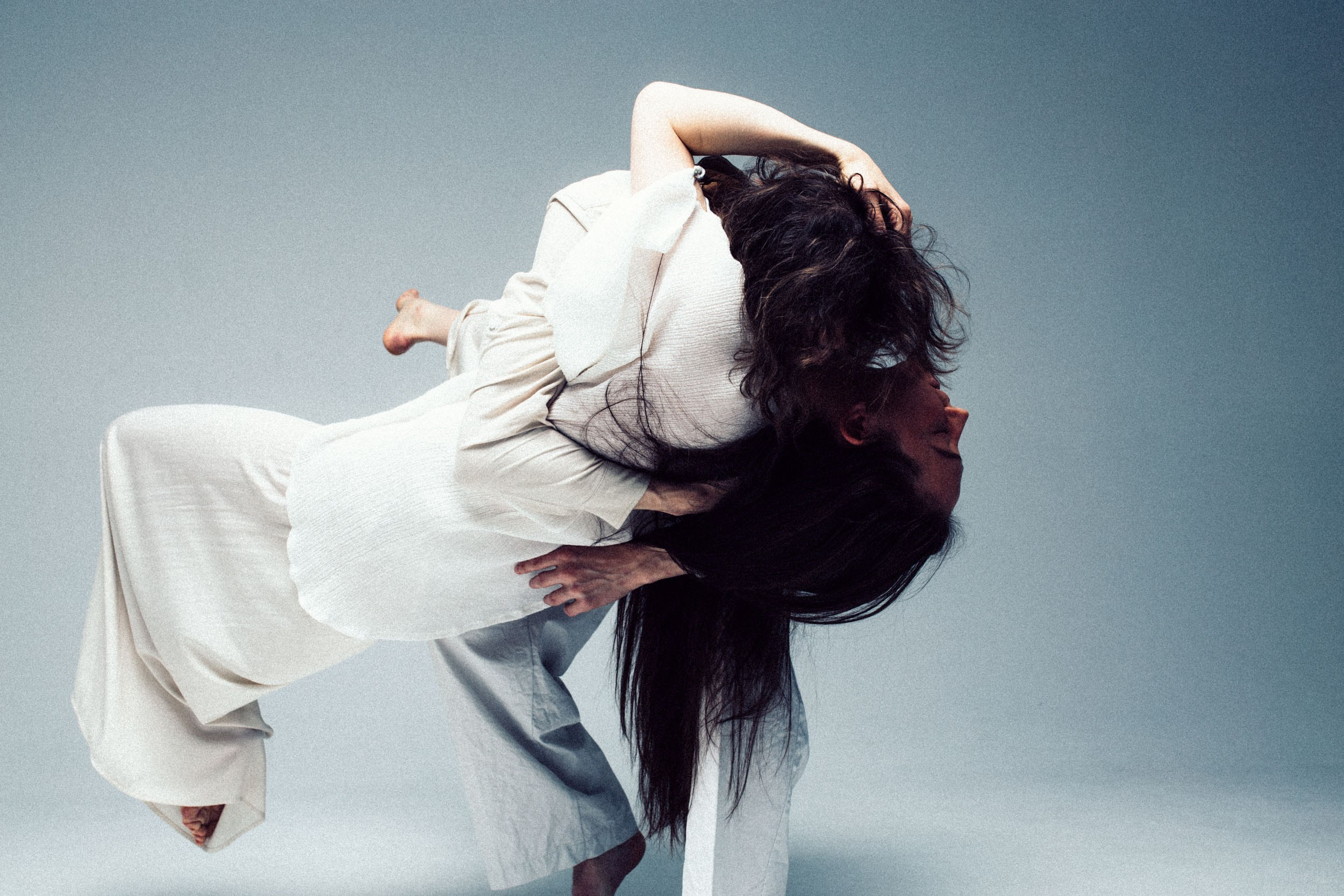 танцоры на голубом фоне в светлой одежде