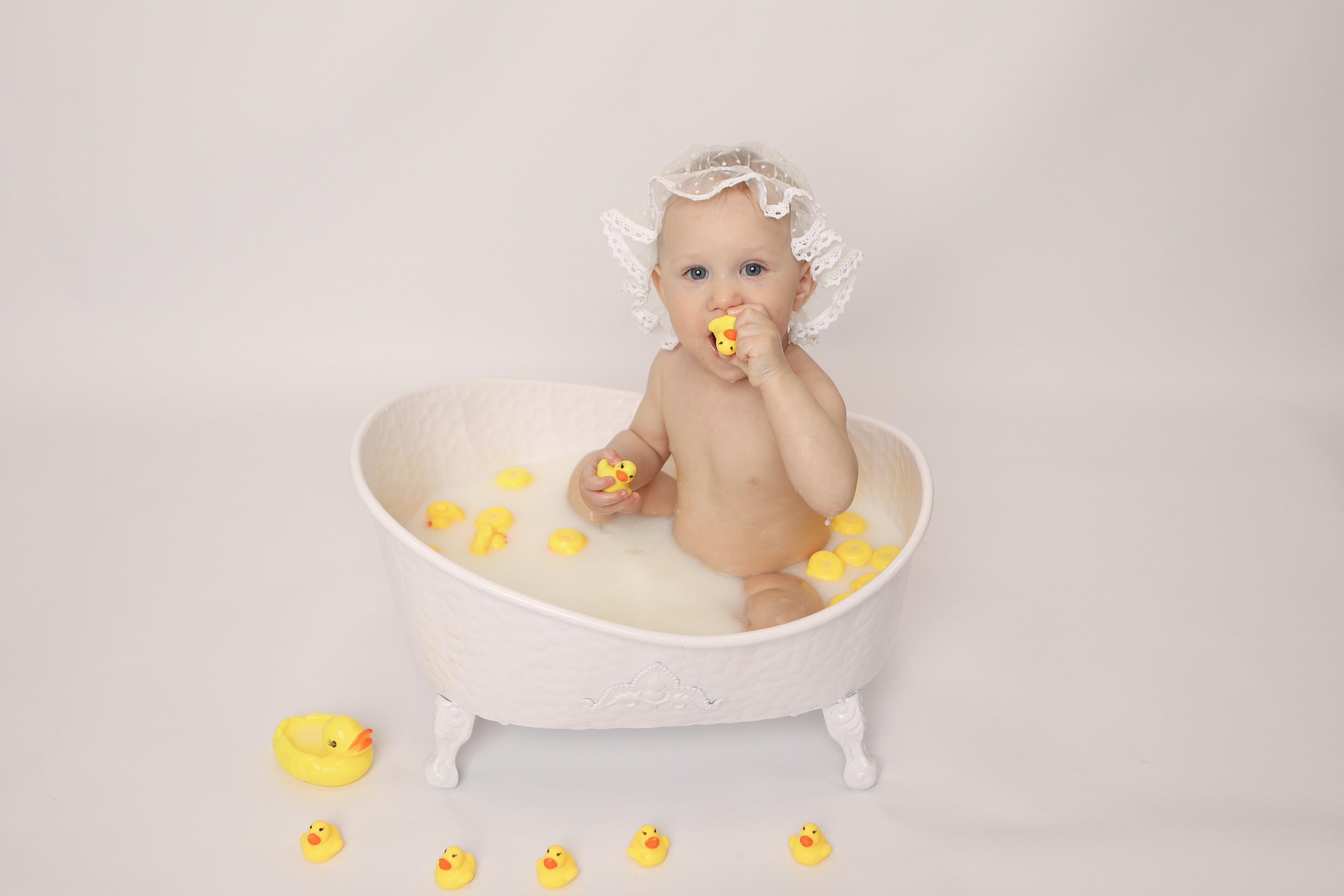 Молочные ванночки. Фотограф новорожденных. Детский и семейный фотограф Марьяна Юдина