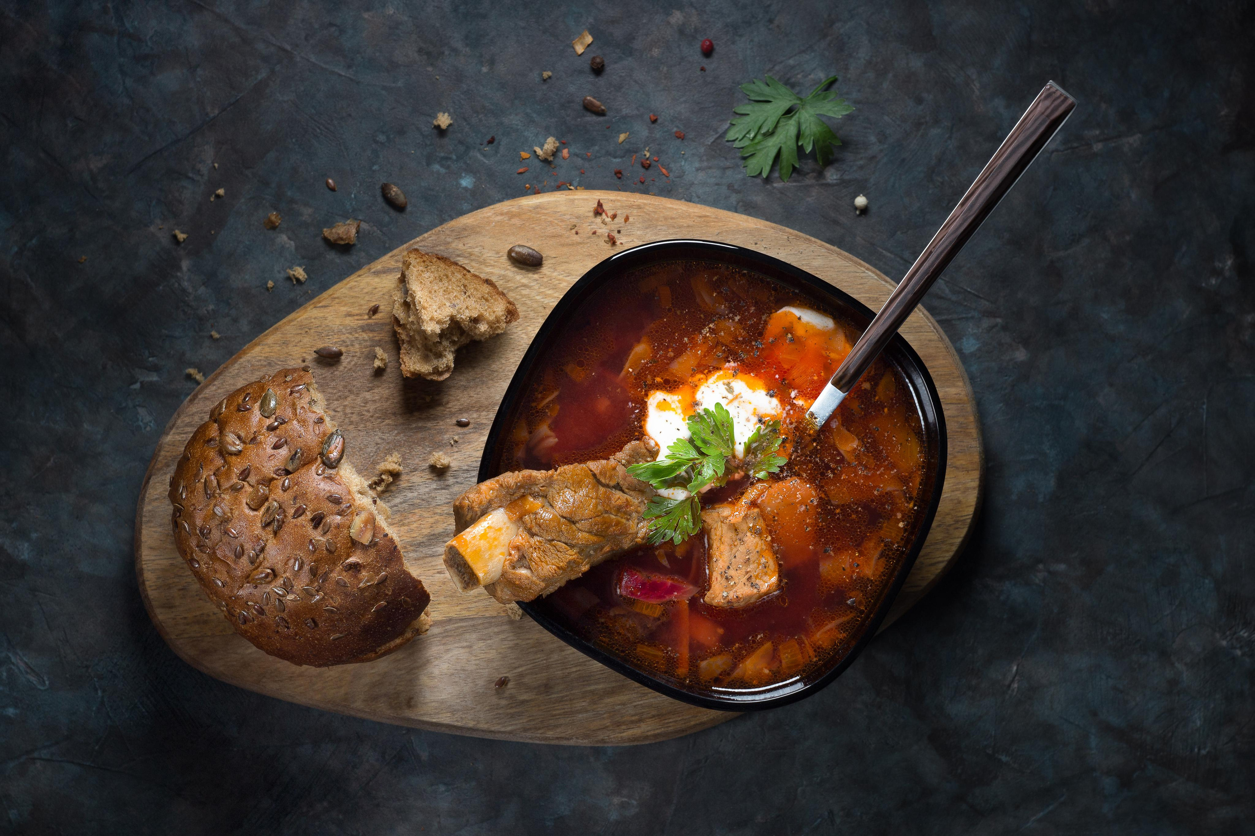 Крупным планом суп с мясом и зеленью. Close up on soup with meat and herbs.