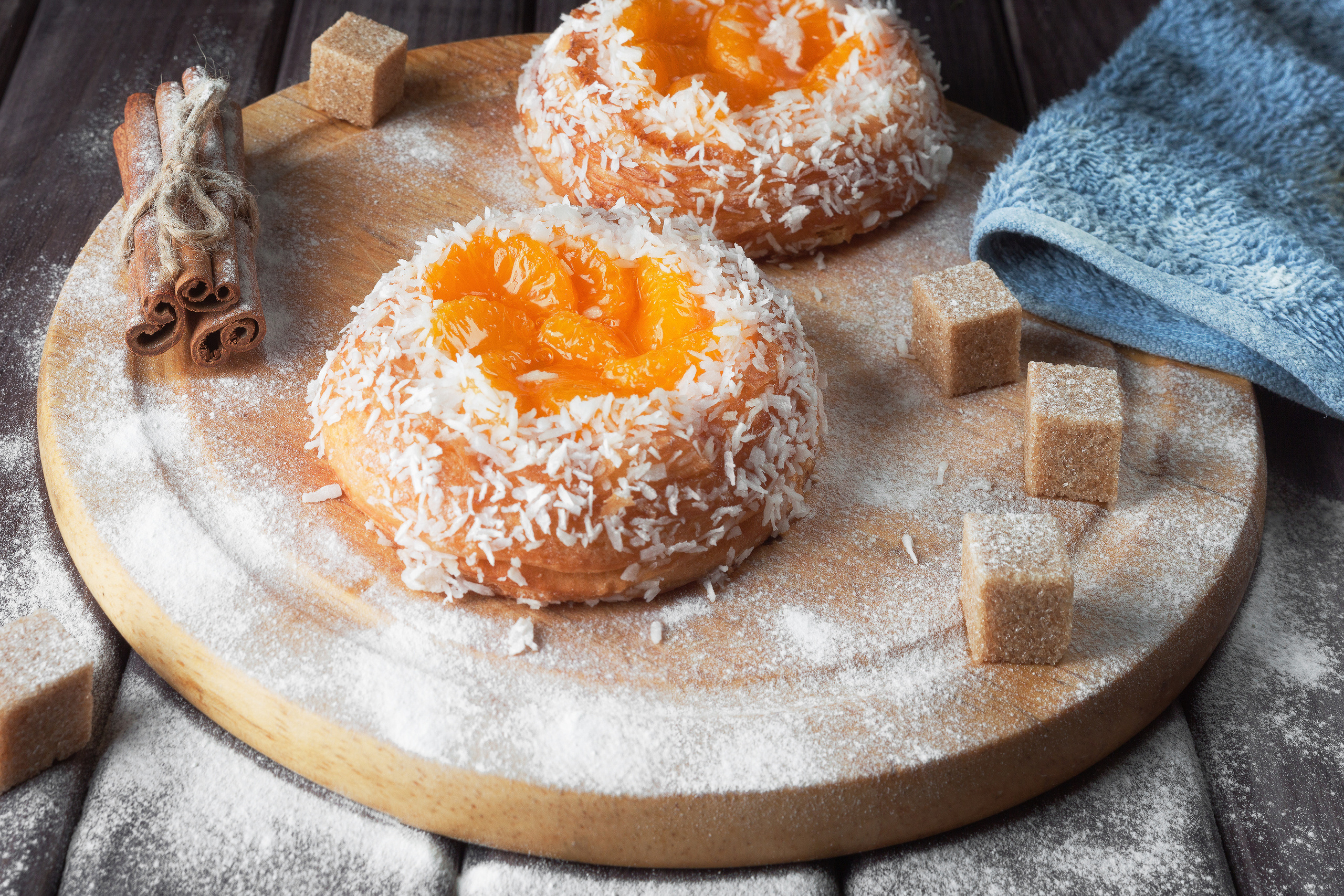 Приготовление сладких булочек с абрикосовым джемом. Cooking sweet rolls with apricot jam.