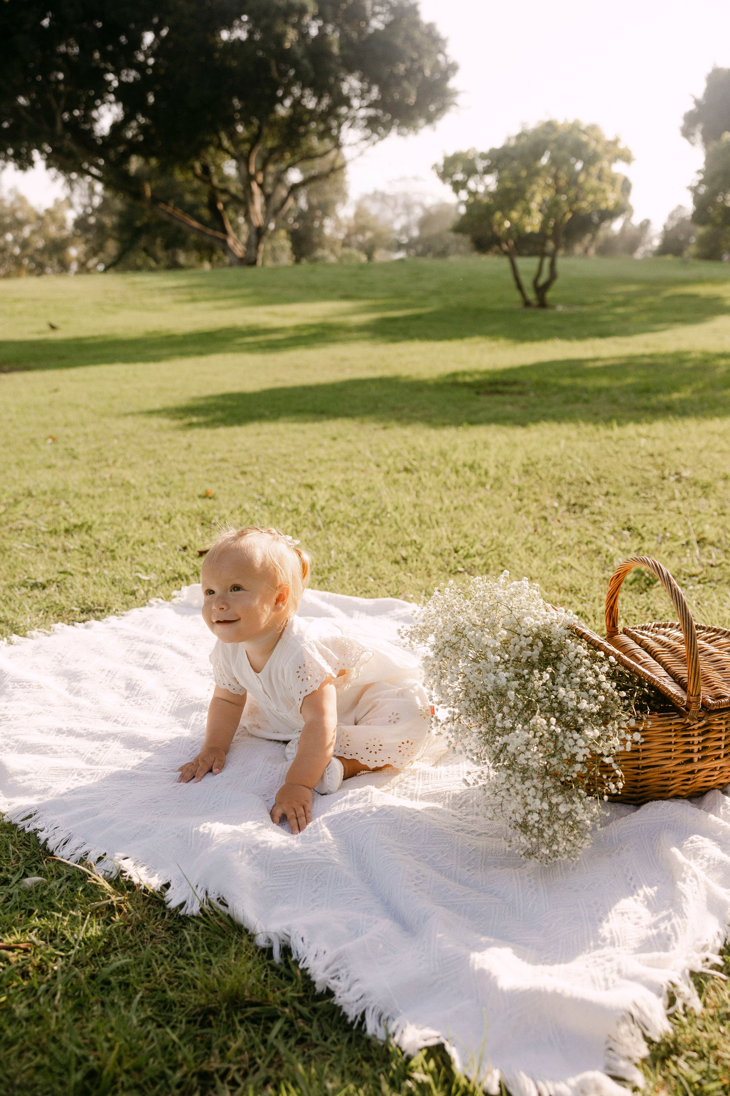 First year photoshoot inside the park (sunset). Wedding and family photographer