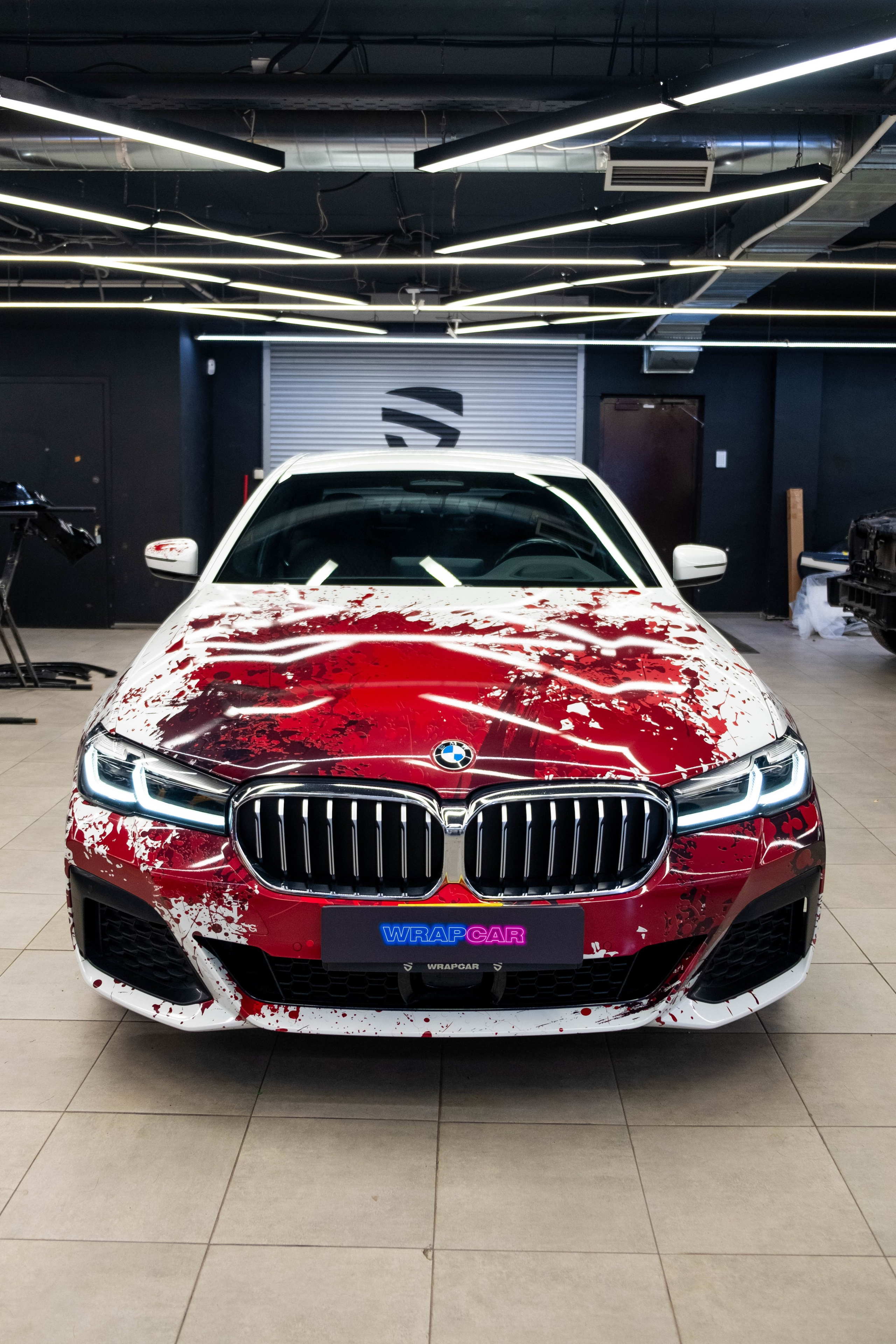 Винилография на BMW 5 G30. Студия дизайна и оклейки авто Barmaley Design