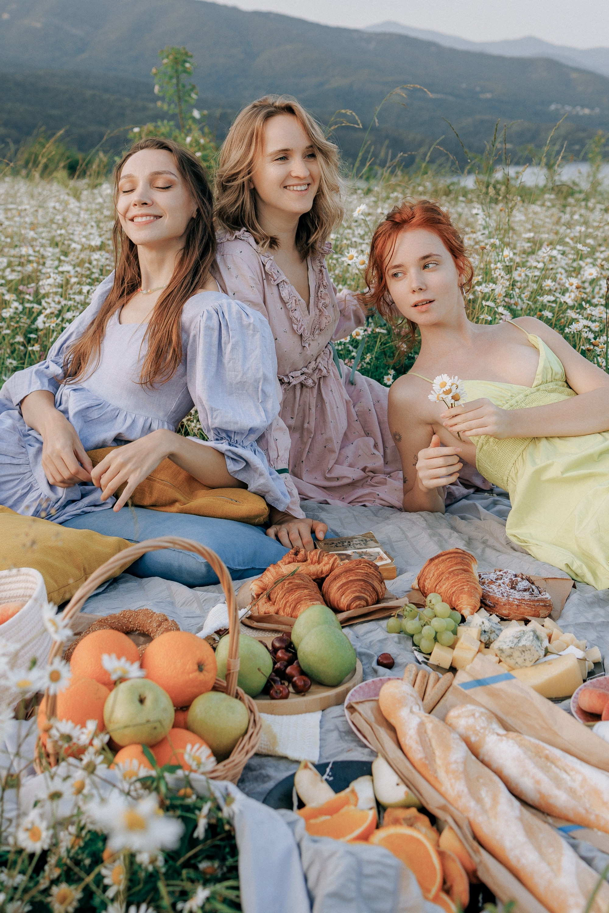 Picnic in the chamomile field in Georgia. Fedor Lemeshko — Destination Wedding and Family Lifestyle photographer