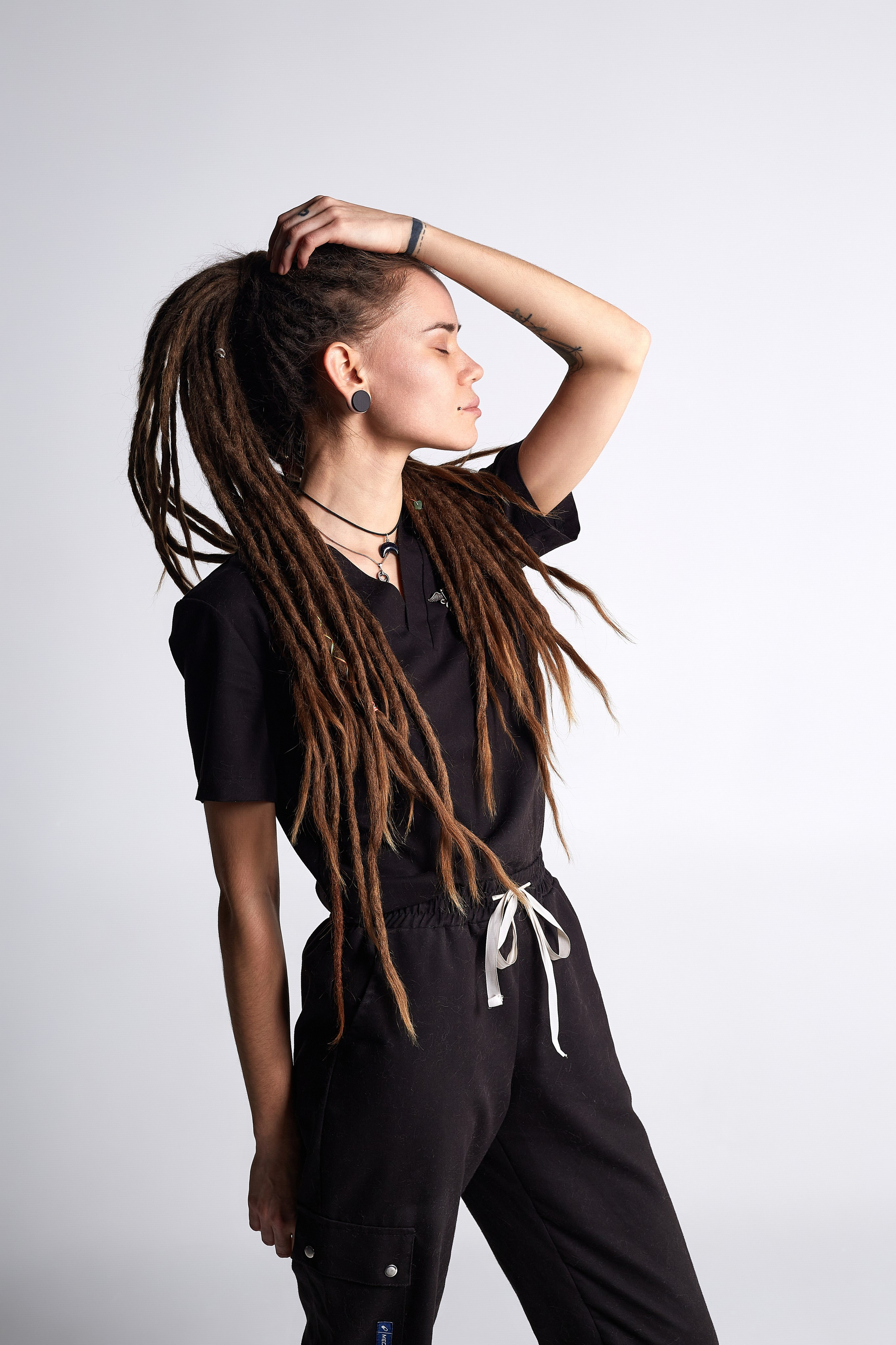 Девушка с дредами и серой кошкой на руках – студийный портрет, профессиональная фотосессия в Пензе.