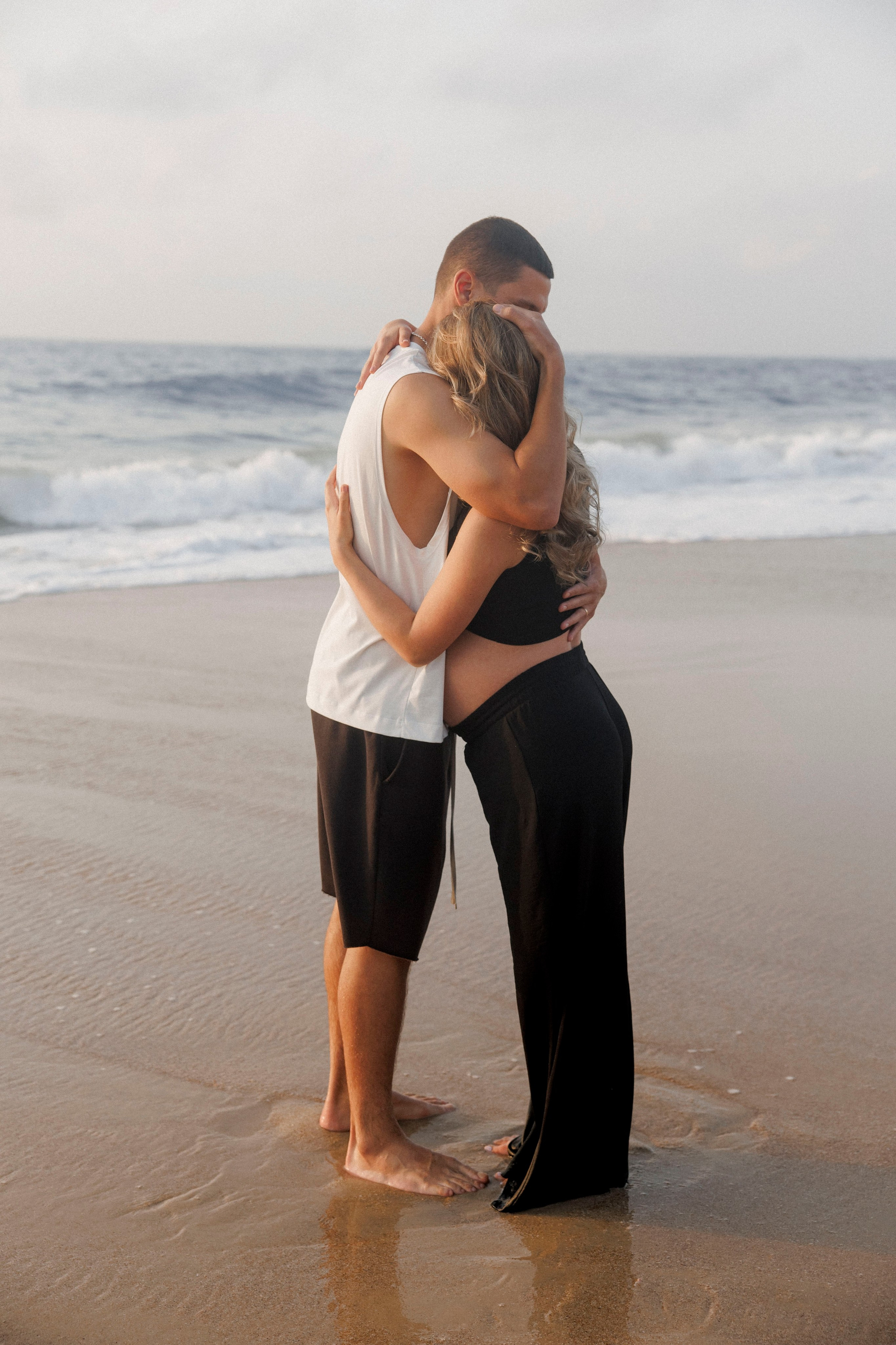 Pregnancy photoshoot near the sea (cloudy weather). Главная