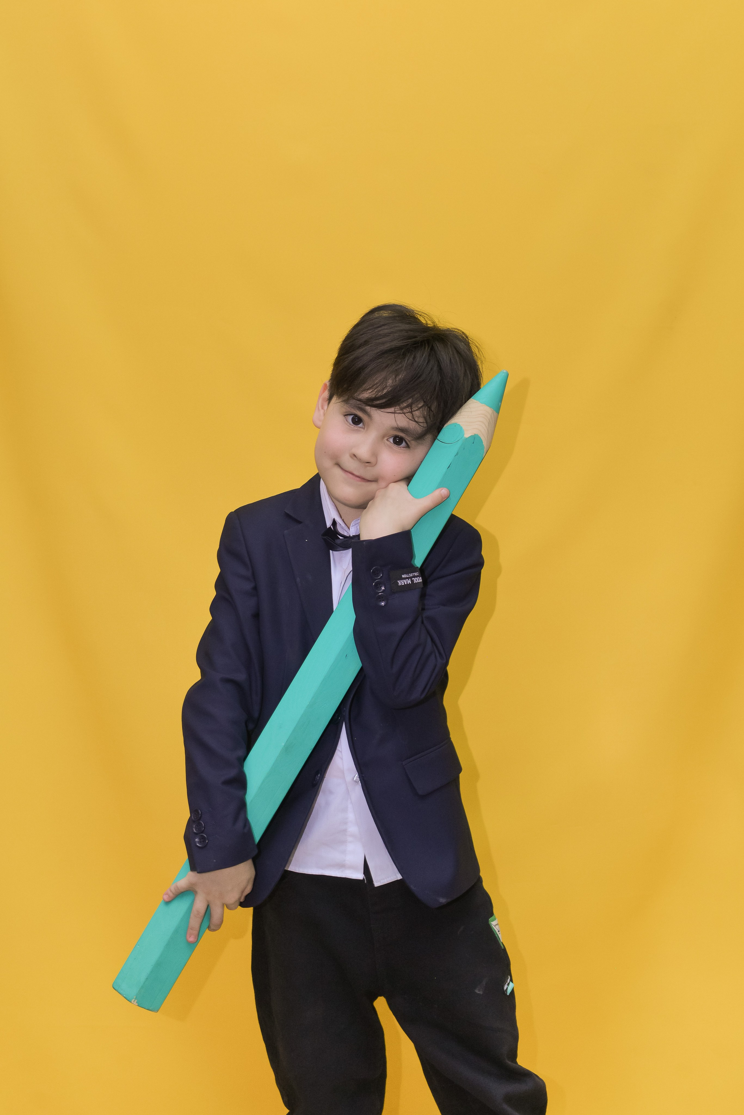 2 класс. На жёлтом фоне. «Веселые карандаши». Детский и школьный фотограф в Костанае Рабига Сейткенова