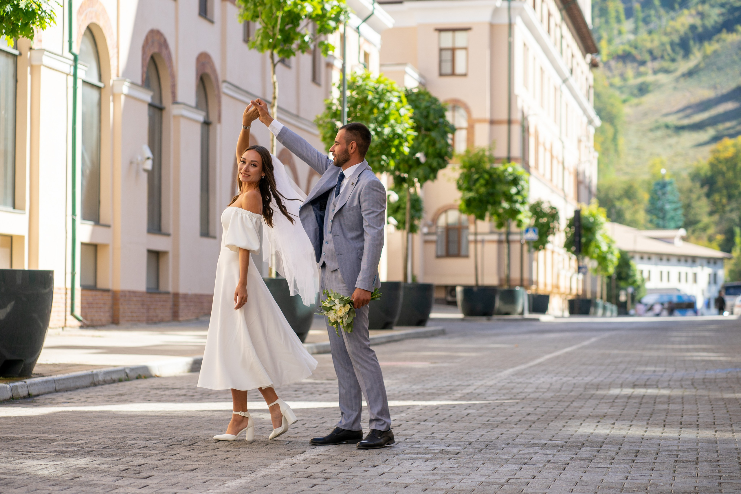 Свадебная прогулка в Красной поляне и на аллее пальм в Сириусе. Фотограф в Сочи Тиунова Маргарита и Тиунов Евгений