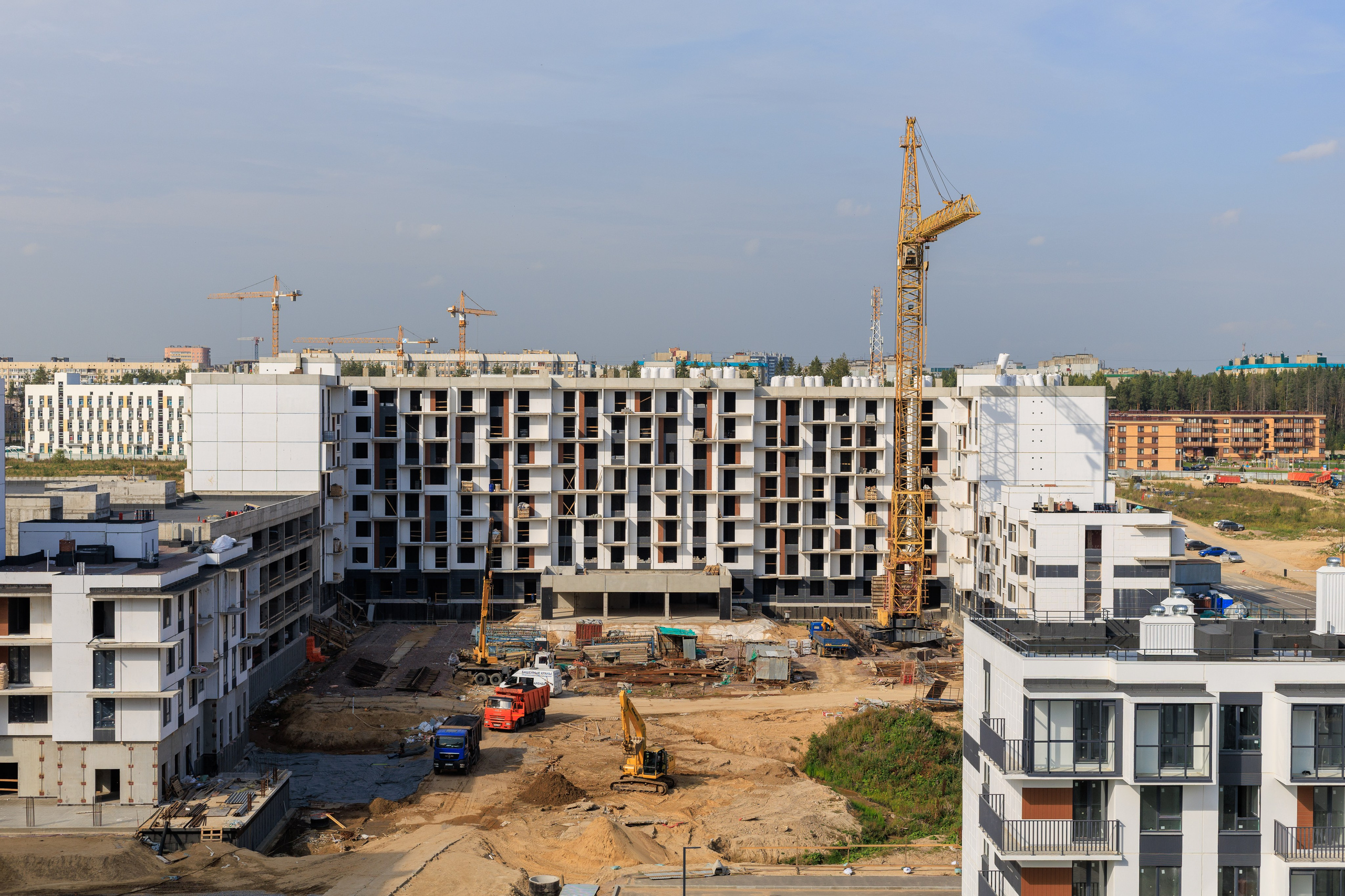 Вид на строящийся дом.