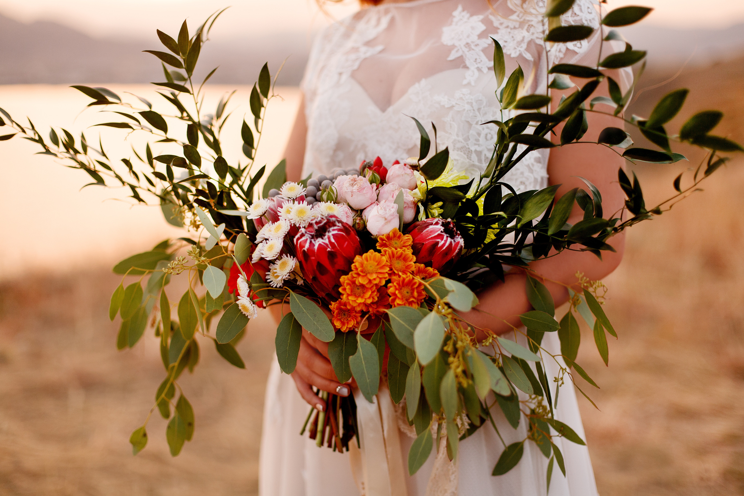 Свадебный букет в руках невесты 