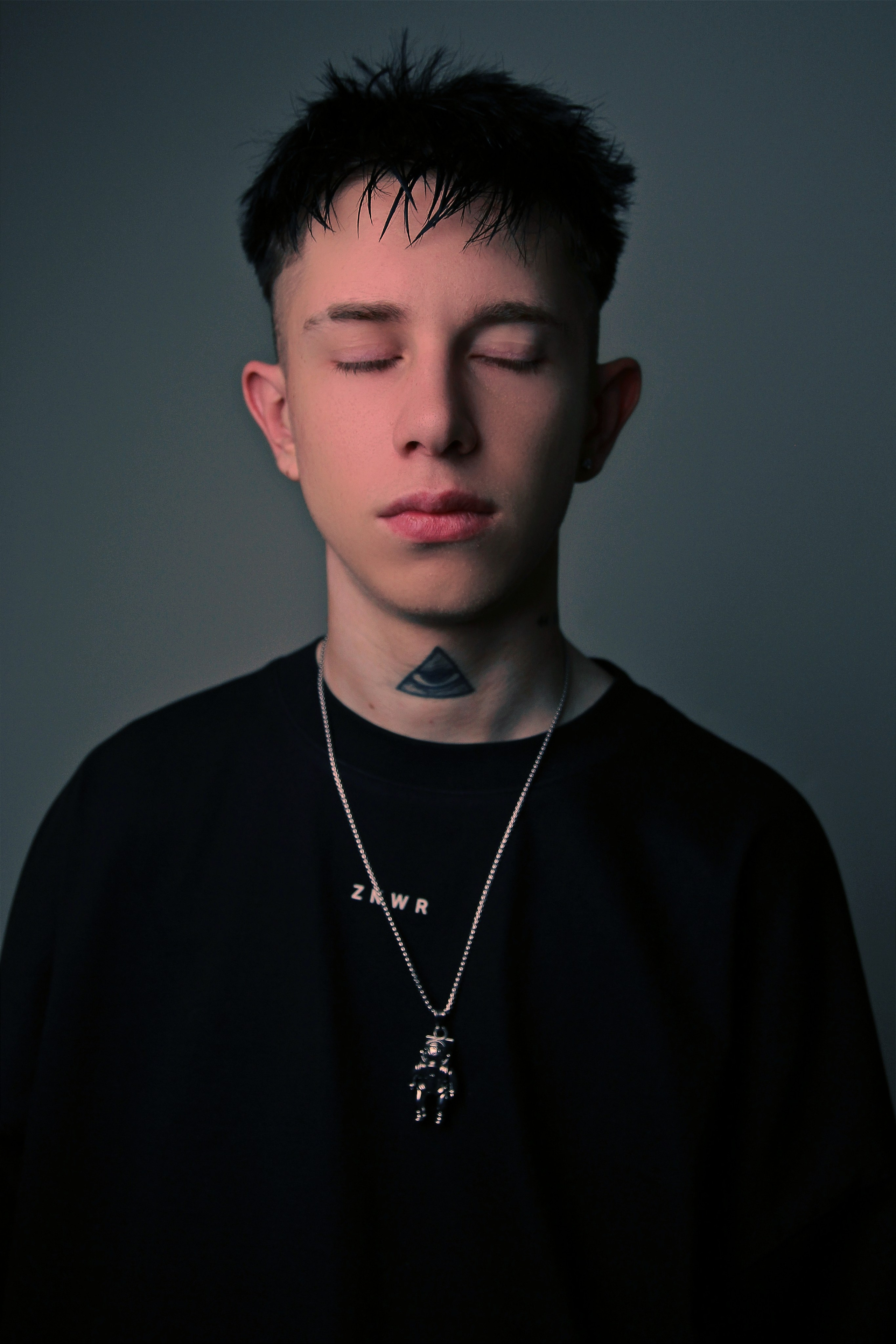 Мужской портрет. Контакты