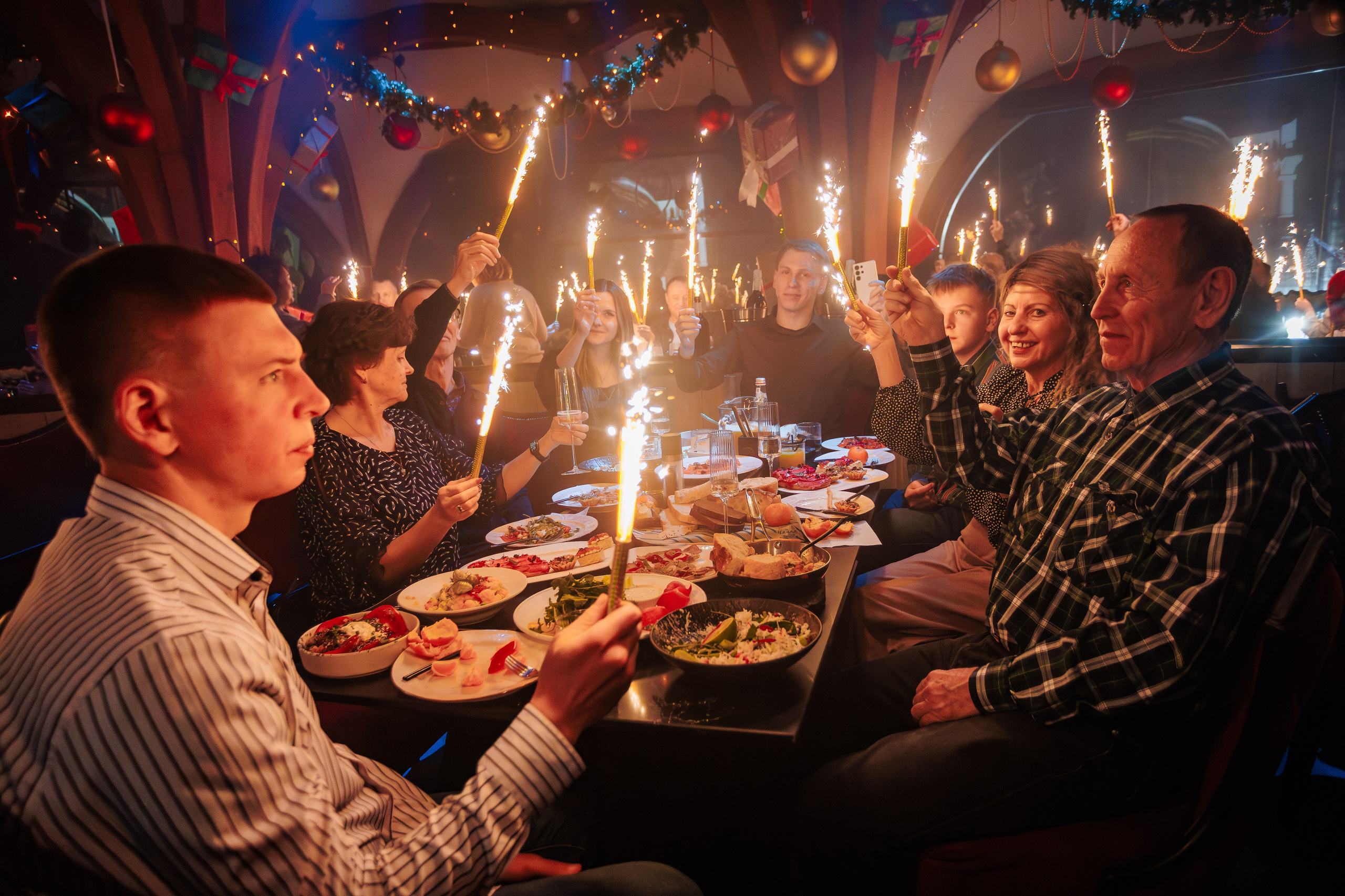 Новогодняя шоу-программа «MAGIC TIME» в PTIZZA BAR_Ялта_31.12.2025. Аминов Руслан | Фотограф