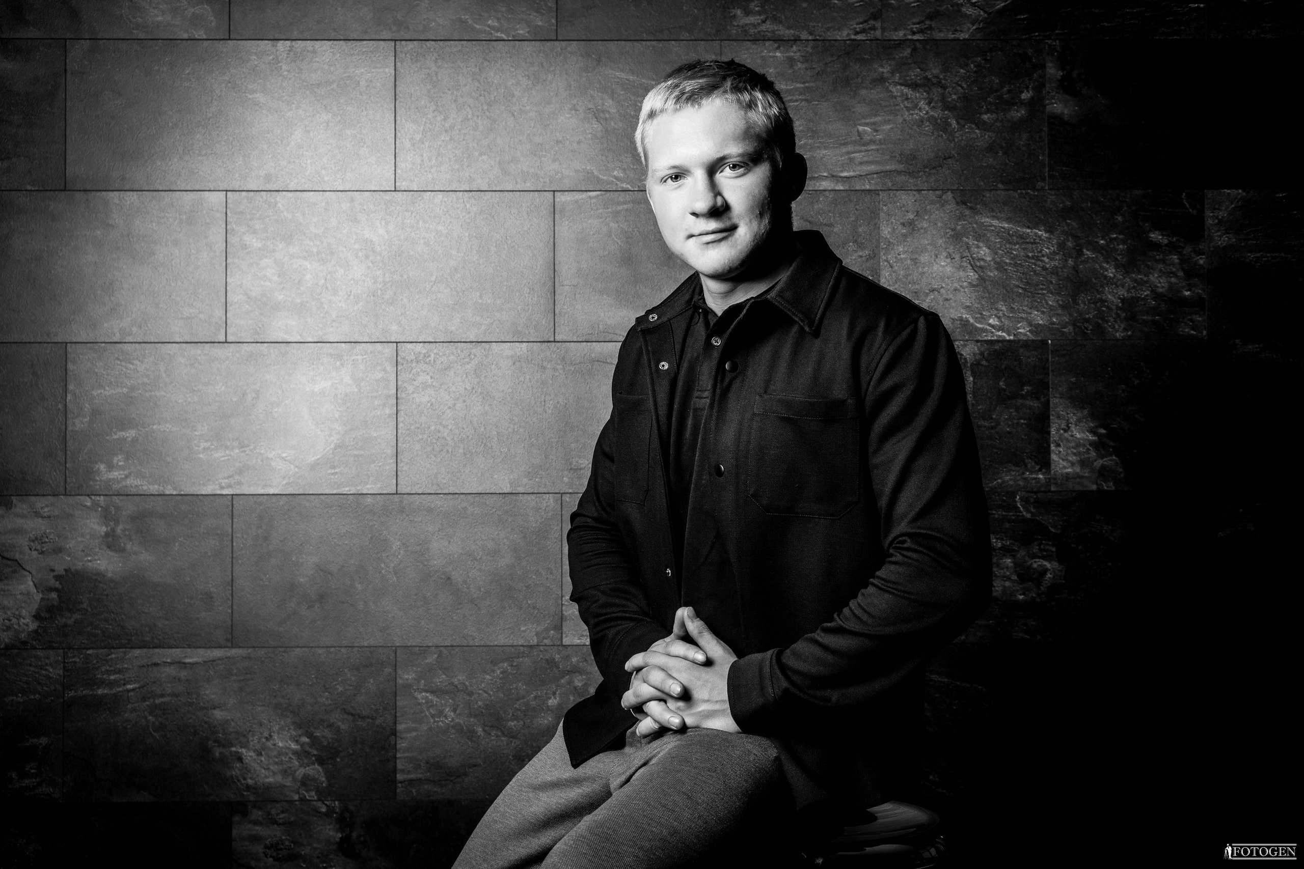 Профессиональная мужская фотосессия в Fotogen: Ваша история в кадре. Интерьерная фотостудия FOTOGEN г. Краснодар