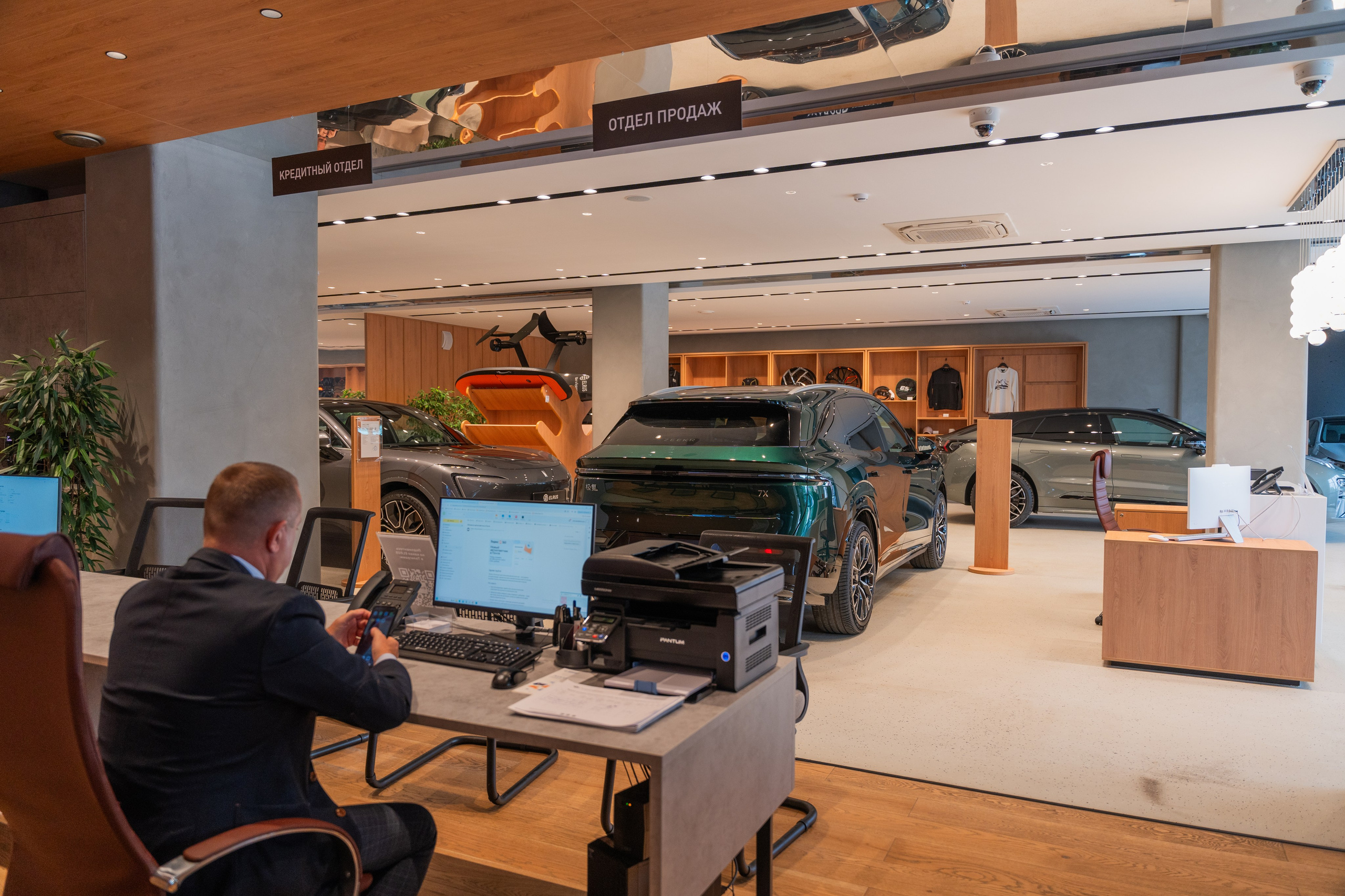 Интерьерная фотосъемка автосалона Elrus в Краснодаре. Zeekr, LiXiang Профессиональная фотосъемка интерьера премиум-автосалона в Краснодаре. Шедевры для Вас! Фотограф и Видеограф в Краснодаре Пахиев Руслан