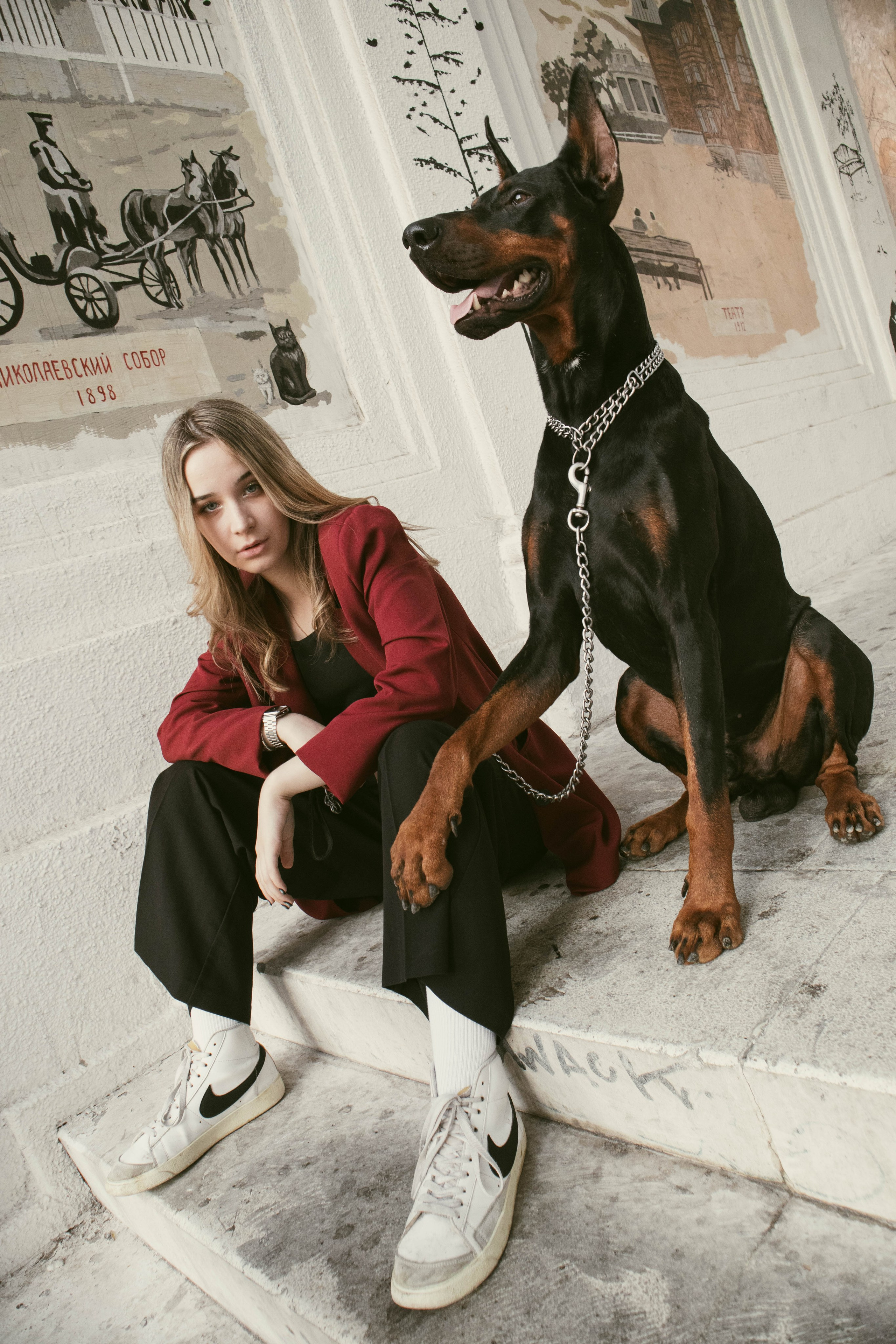 «Жизнь в ритме шага: пара с доберманом». Уличный фотограф Города N