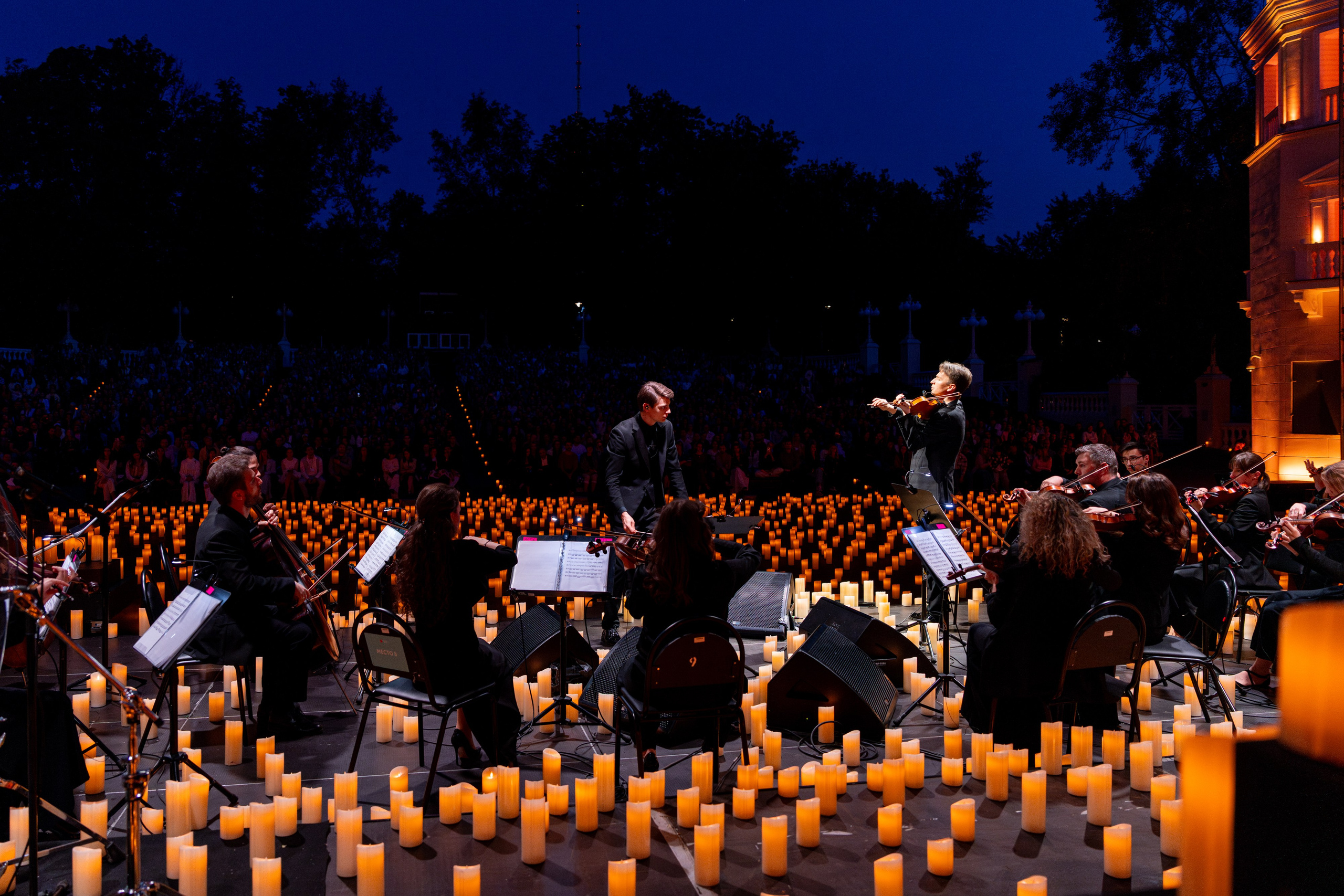 Симфонический оркестр Lumisfera при свечах. Фотограф Никита Комаров