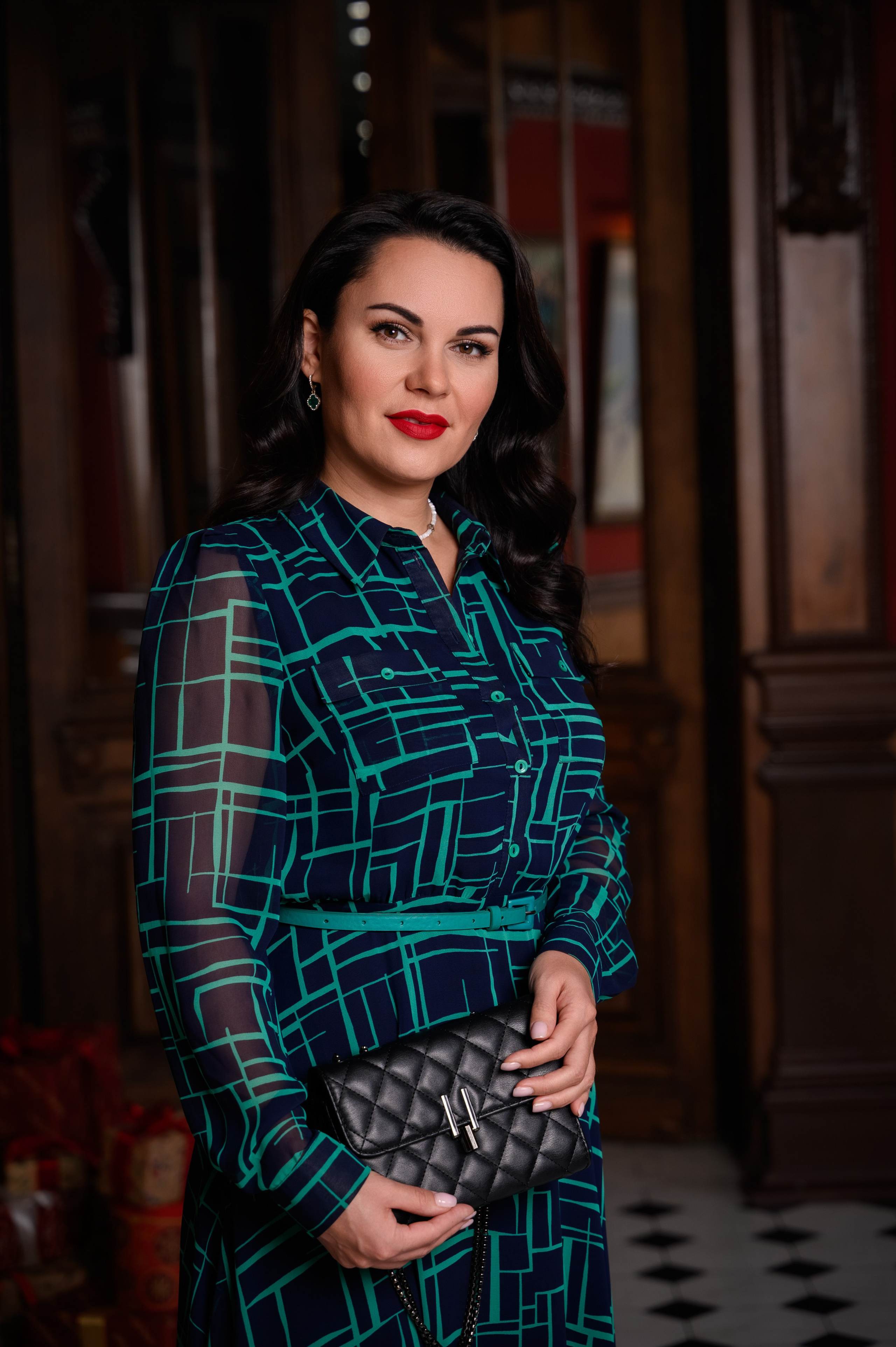 Женская портретная фотосессия в фотостудии с красивым интерьером в платье с обработкой и ретушью фотографий.