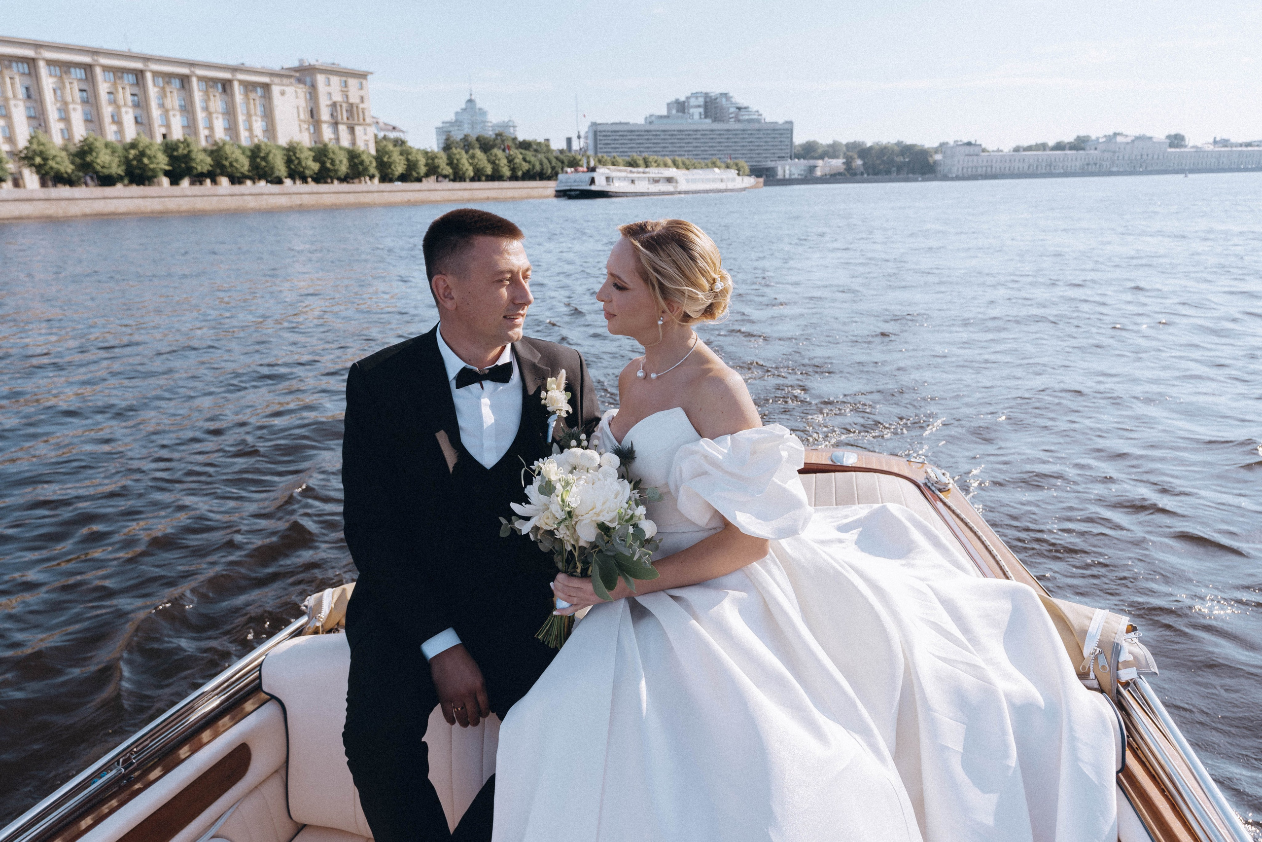 СВАДЕНБНАЯ СЬЕМКА НА КАТЕРЕ ПО КАНАЛАМ САНКТ-ПЕТЕРБУРГА И В АКВАТОРИИ НЕВЫ. Профессиональный фотограф, Санкт-Петербург — Виктория Богомолова