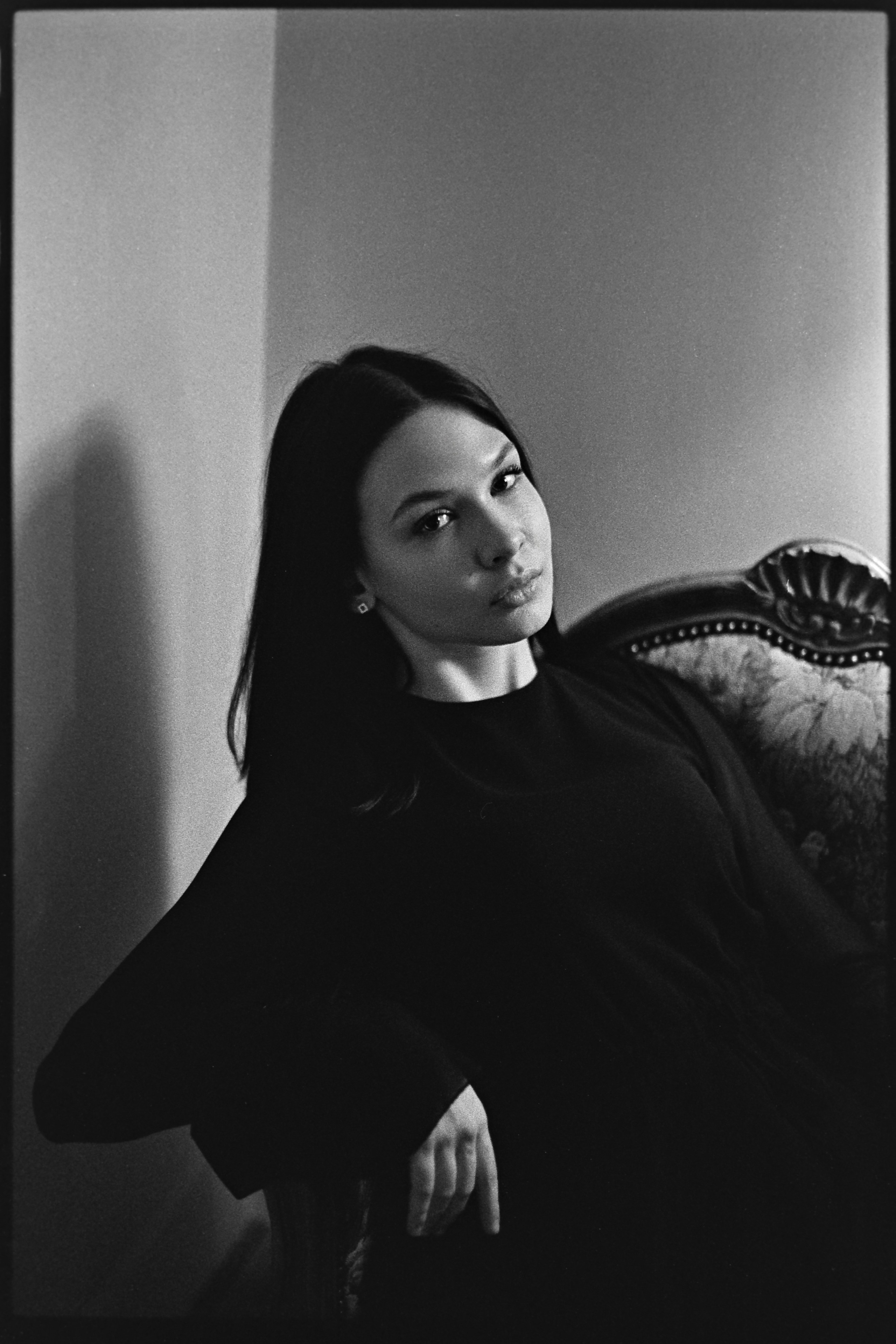 Студийная фотосессия с естественным светом на черно-белую пленку