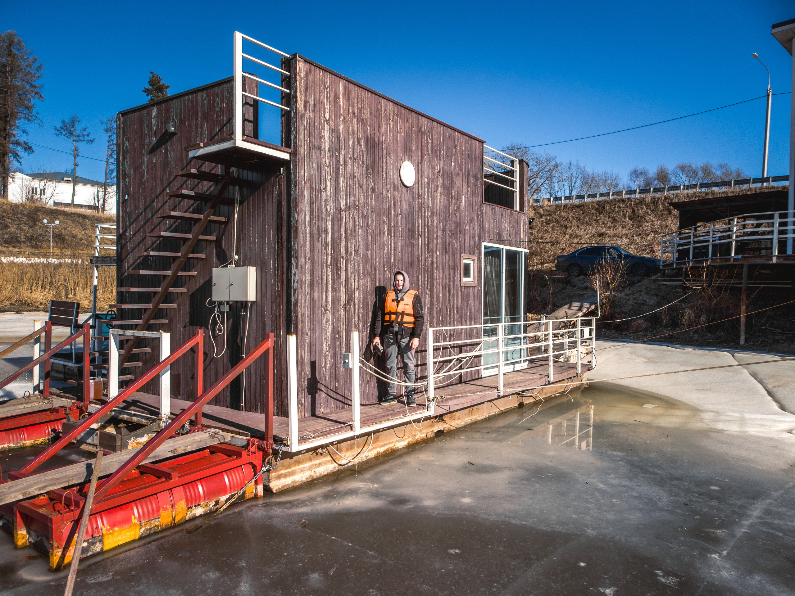 Баня на льду, человек в спасательном жилете, Некрасово, Малые соли, лёд, Некрасово, Малые соли